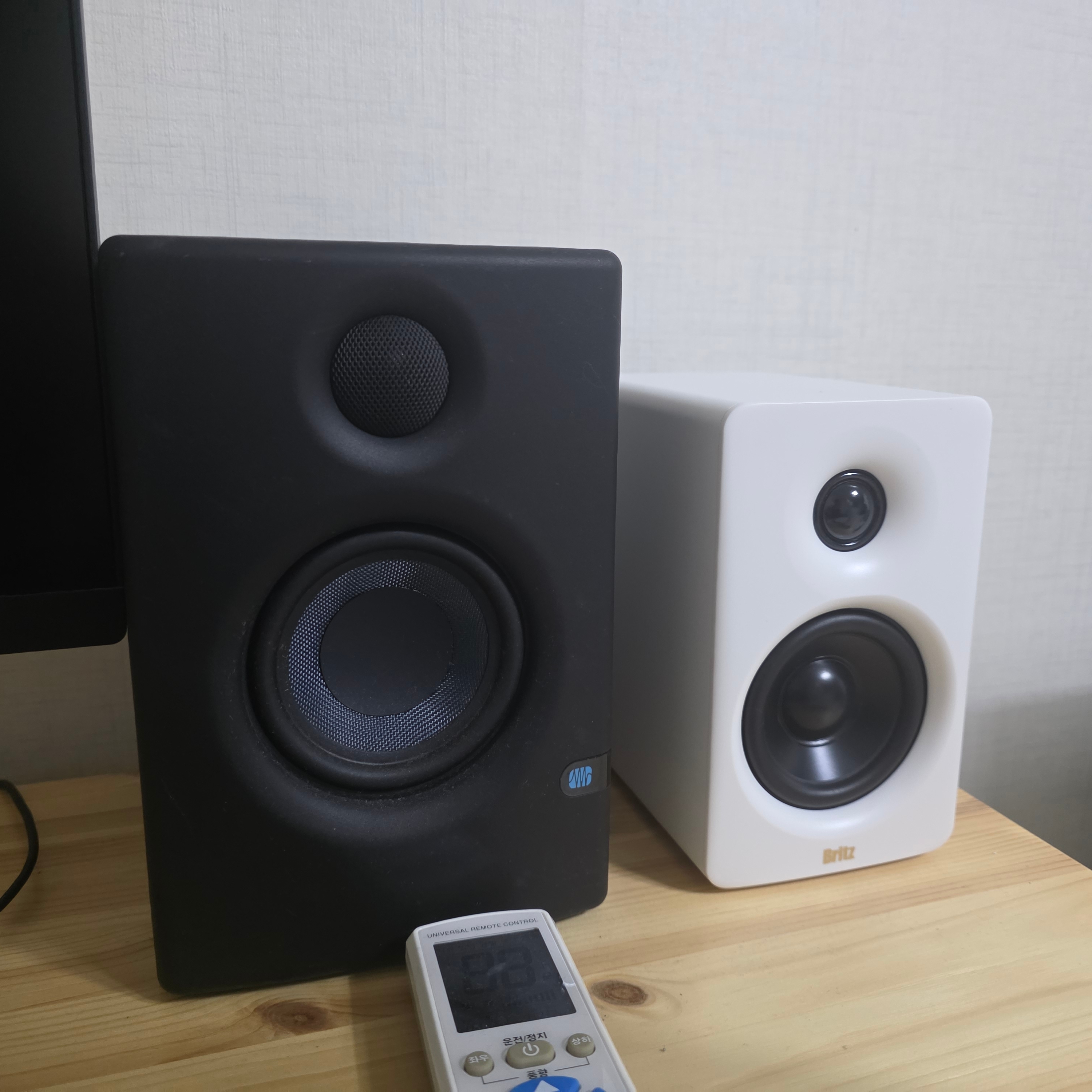 Britz BR-Monitor6 Bluetooth Studio Monitor Speaker White 착용 스타일