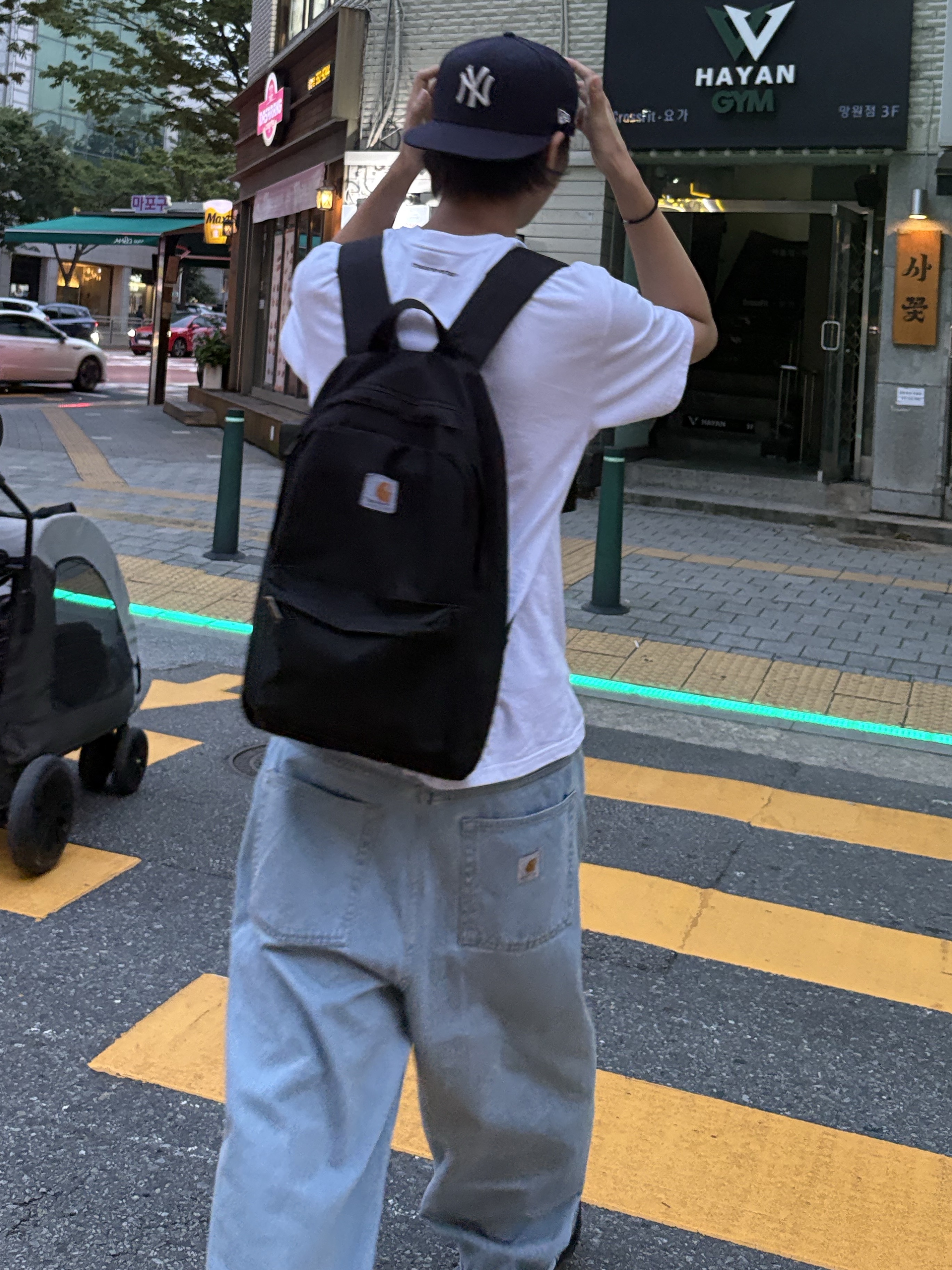 Carhartt WIP Brandon Pants Blue Heavy Stone Bleached, Thisisneverthat x New Era x MLB New York Yankees 59Fifty Classic Navy 착용 스타일 - 1