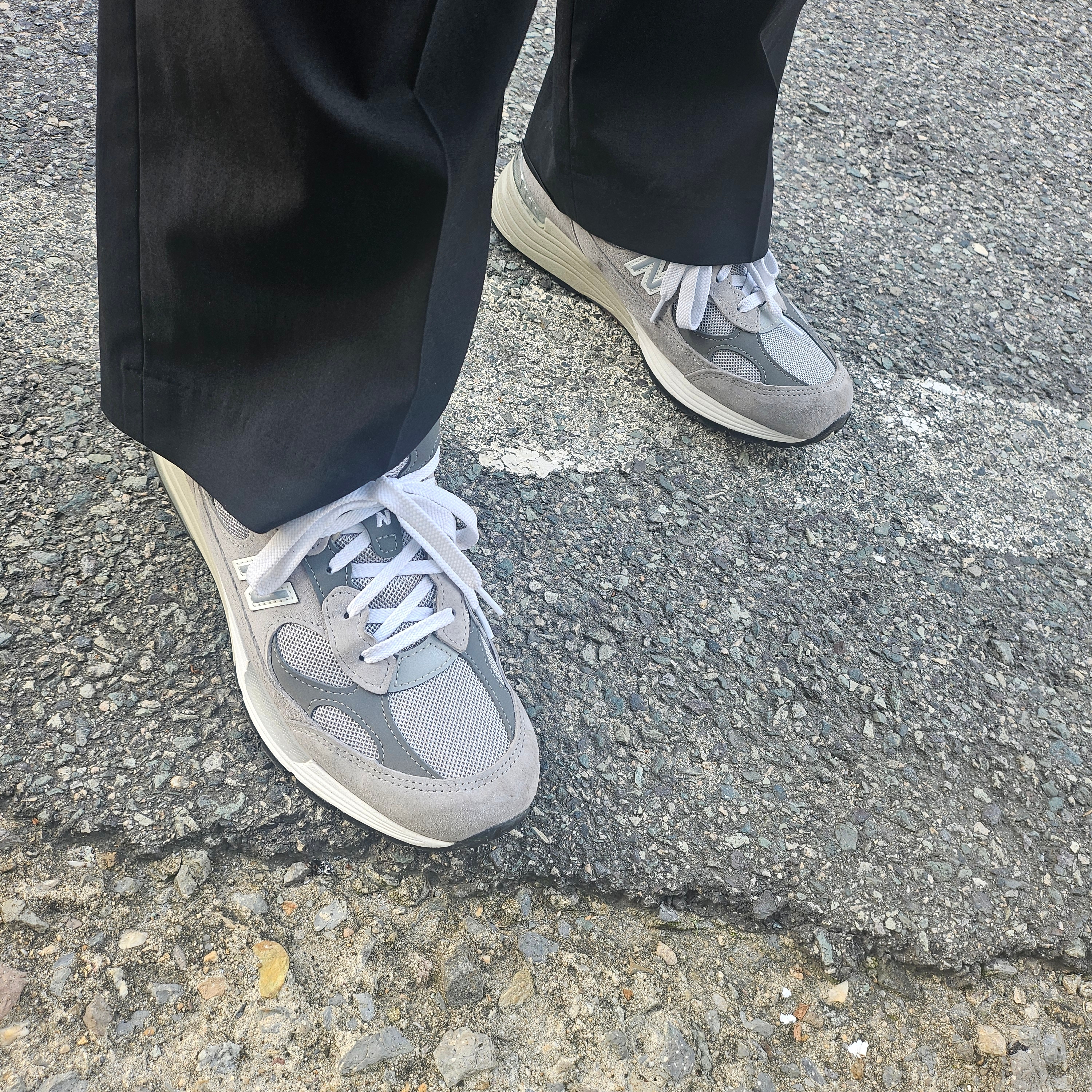 New Balance 992 Made in USA Core Grey Silver Metallic 착용 스타일 - 1