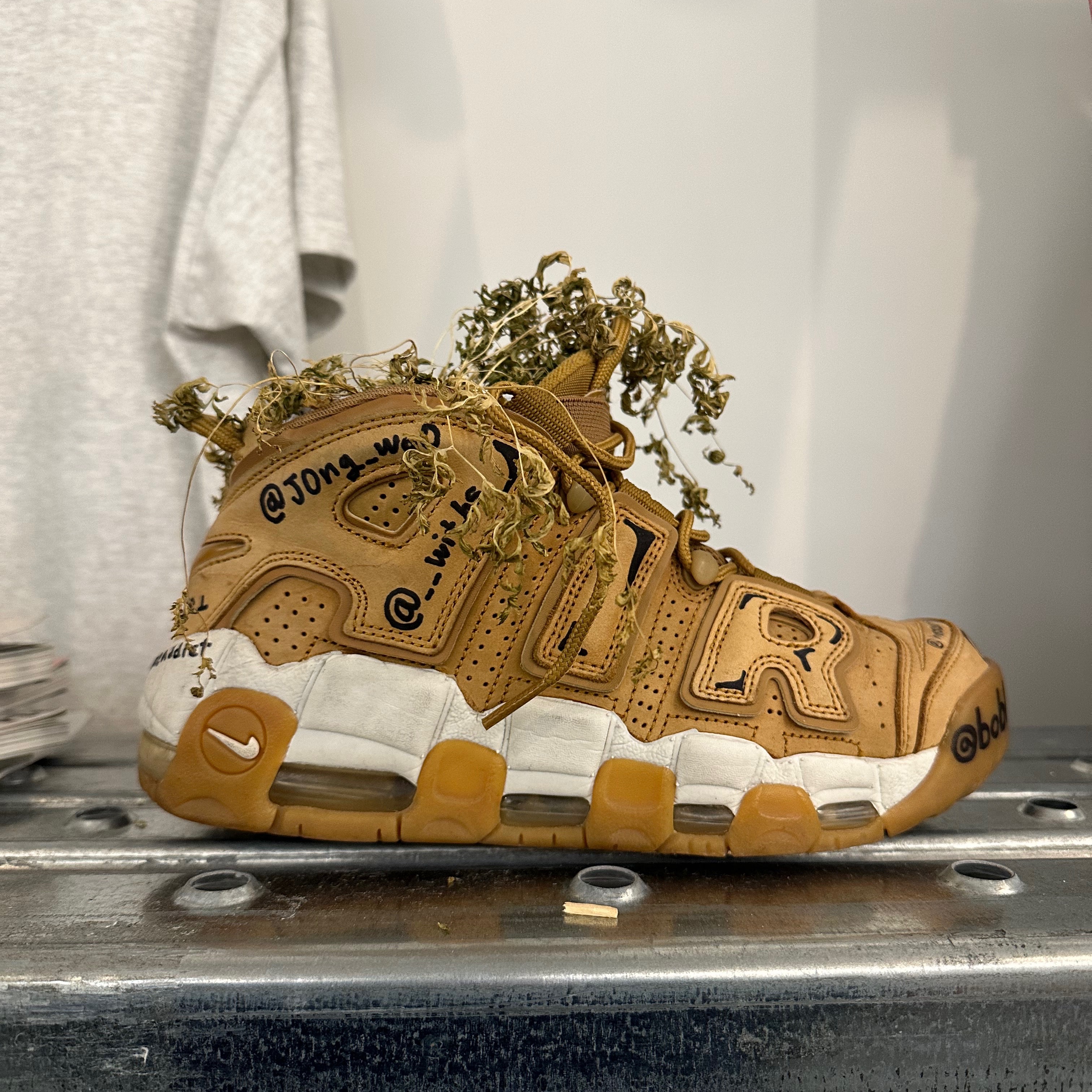Nike Air More Uptempo Flax 착용 스타일