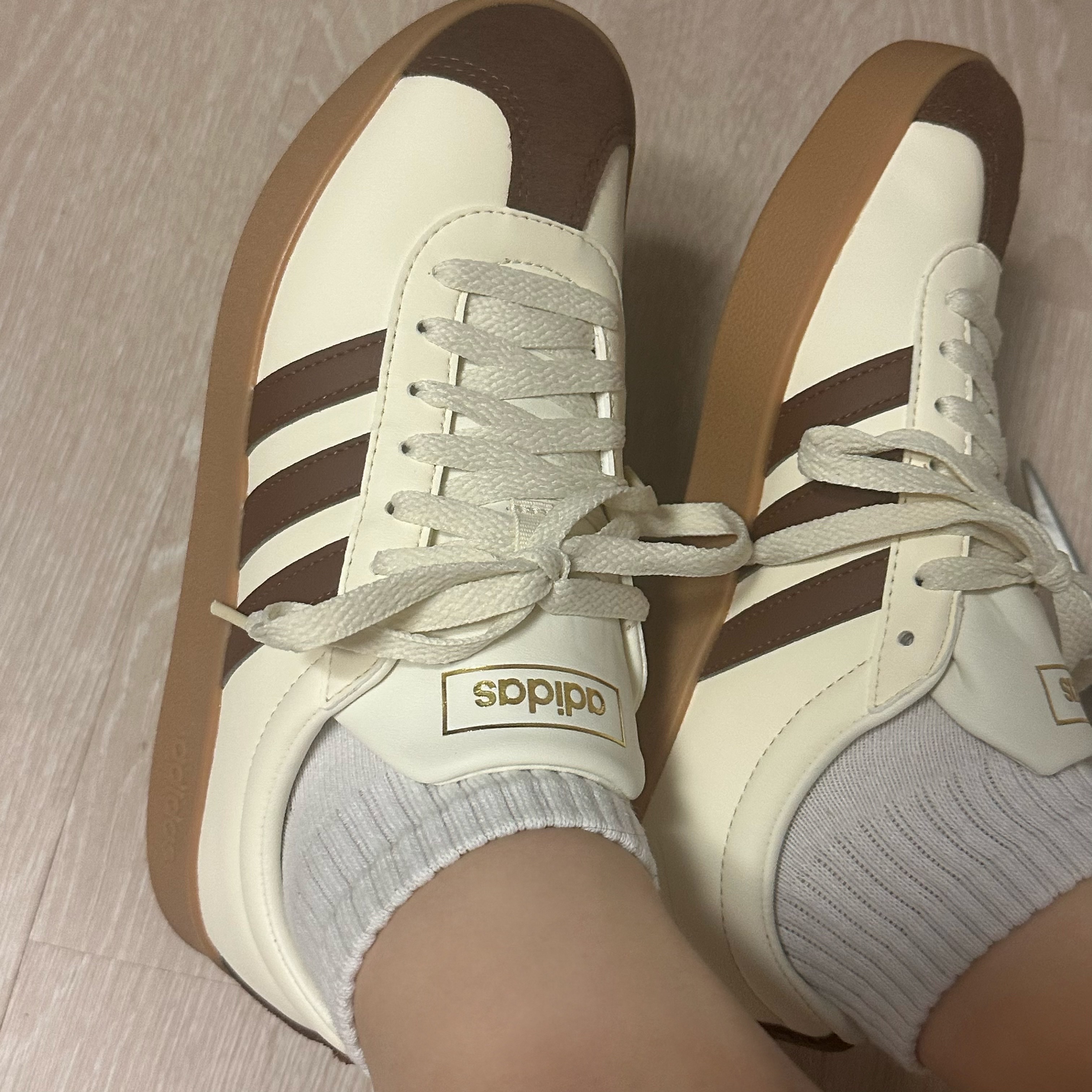Adidas VL Court 2.0 Cream Brown 착용 스타일