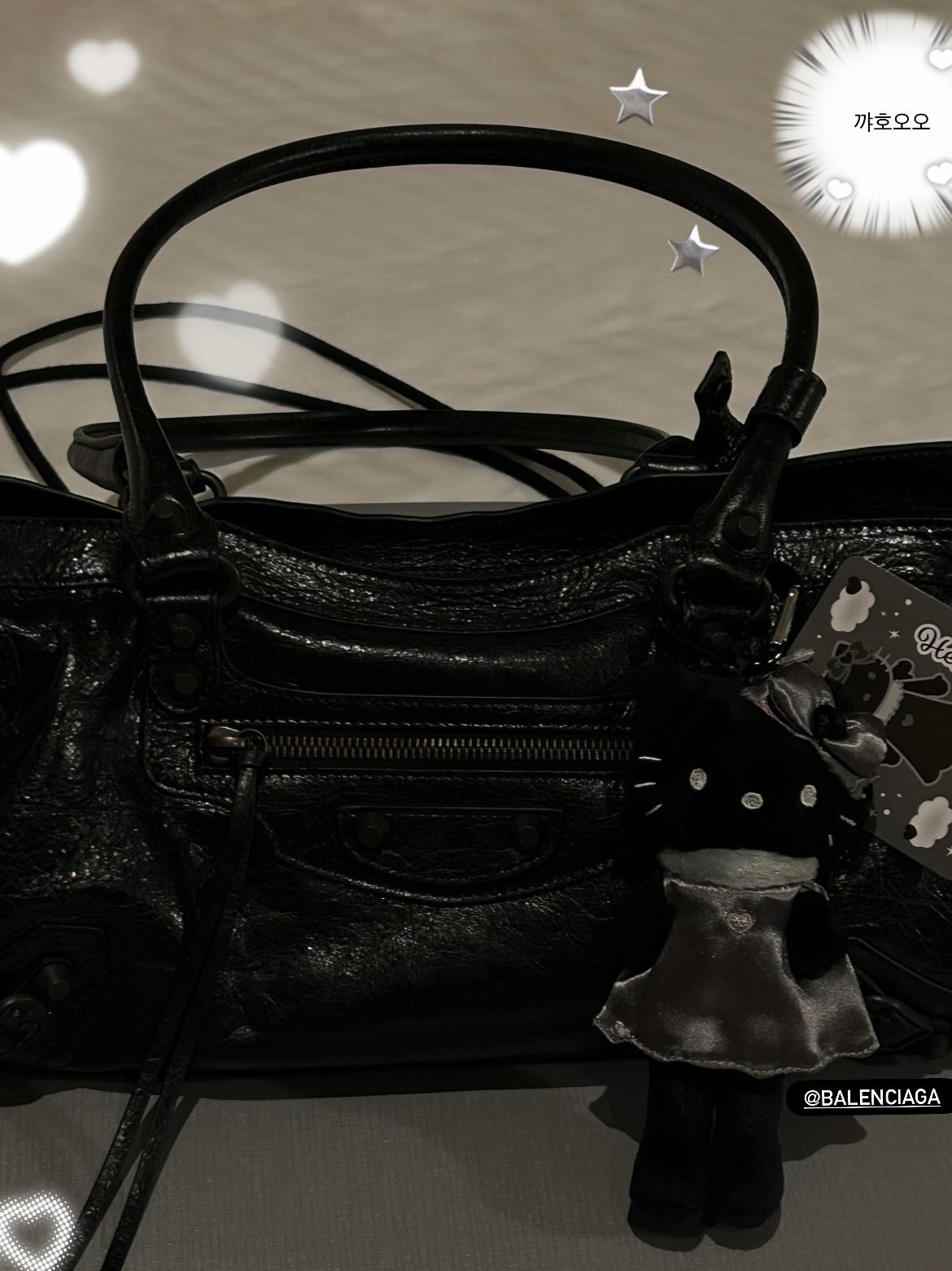 Balenciaga Le City Bag East-West Black, Sanrio Hello Kitty Black Angel Collection Style Up Mascot Angel Black 착용 스타일 - 3