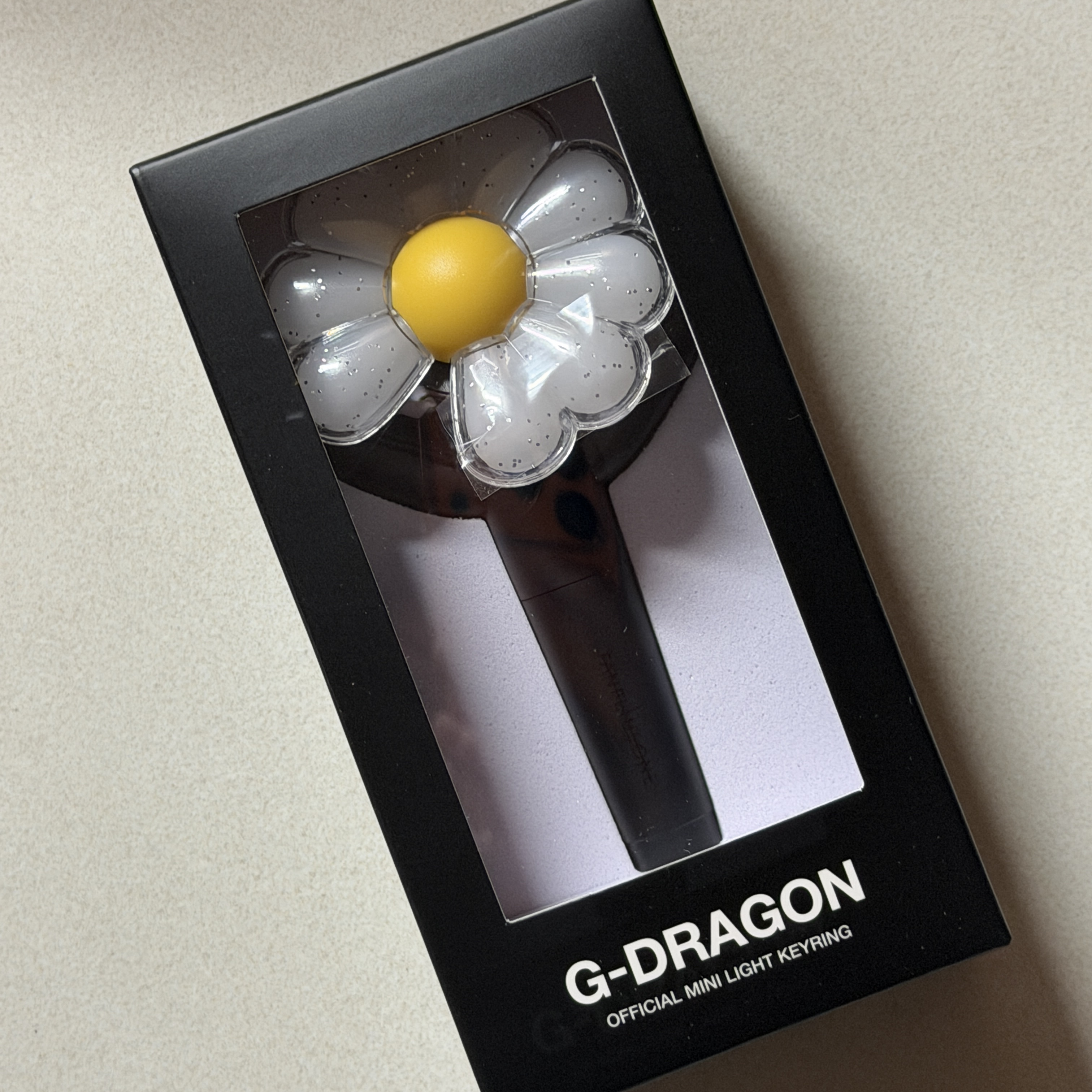 G-DRAGON Ubermensch Official Mini Light Keyring 착용 스타일