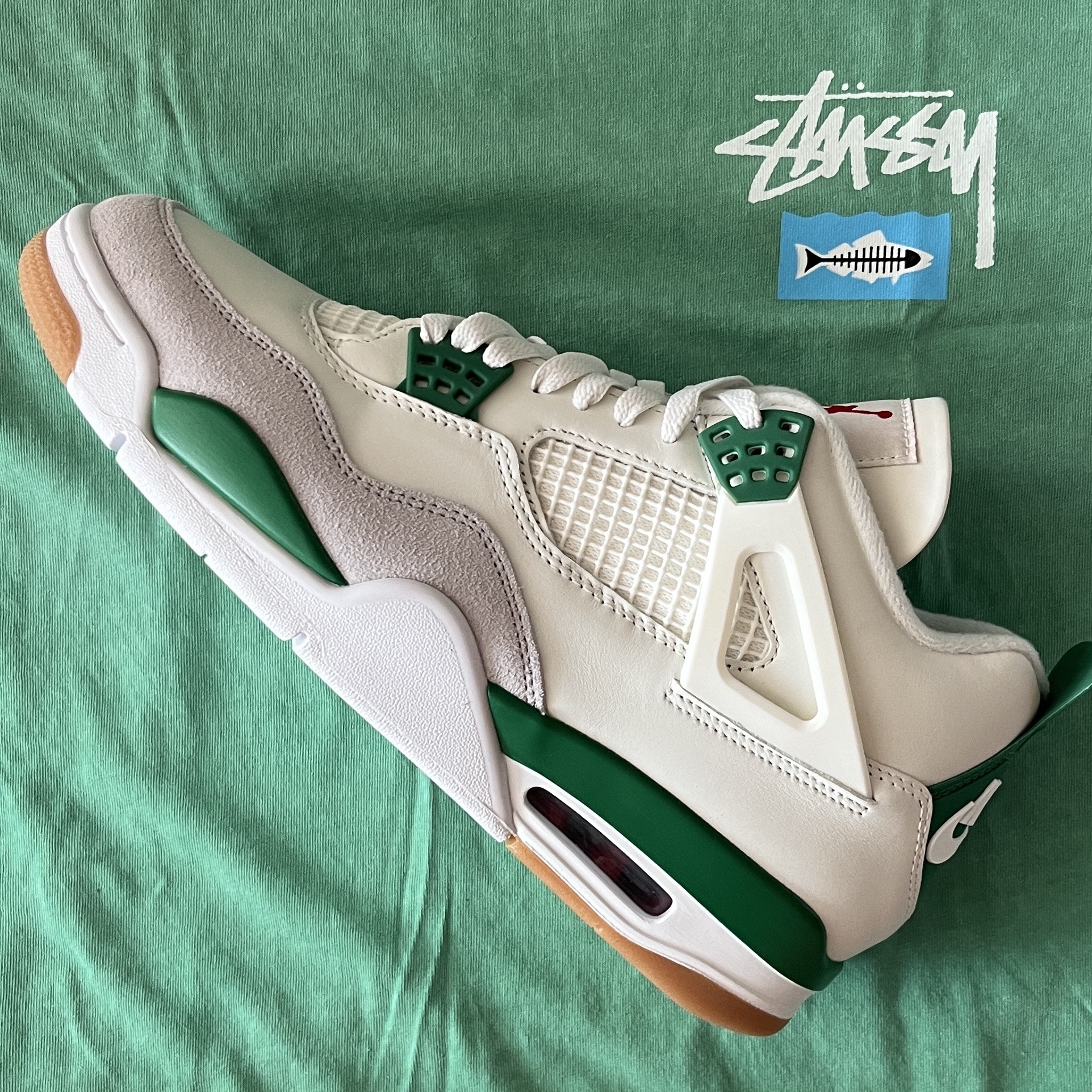 Jordan 4 x Nike SB Retro SP Pine Green, Stussy x Heal The Bay Summit To Sea Pigment Dyed T-Shirt Seafoam 착용 스타일 - 3