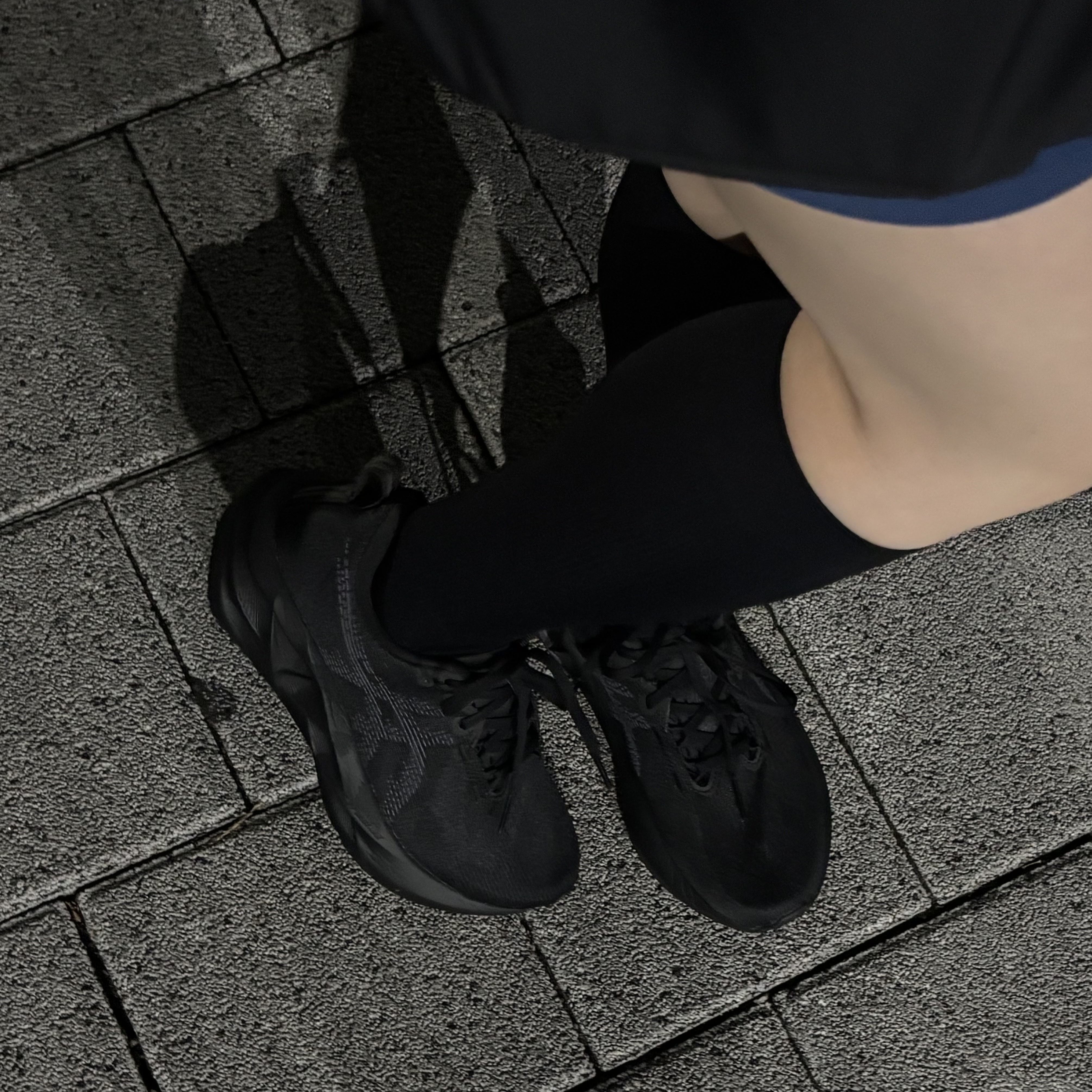 (W) Asics Novablast 5 Black Carrier Grey 착용 스타일