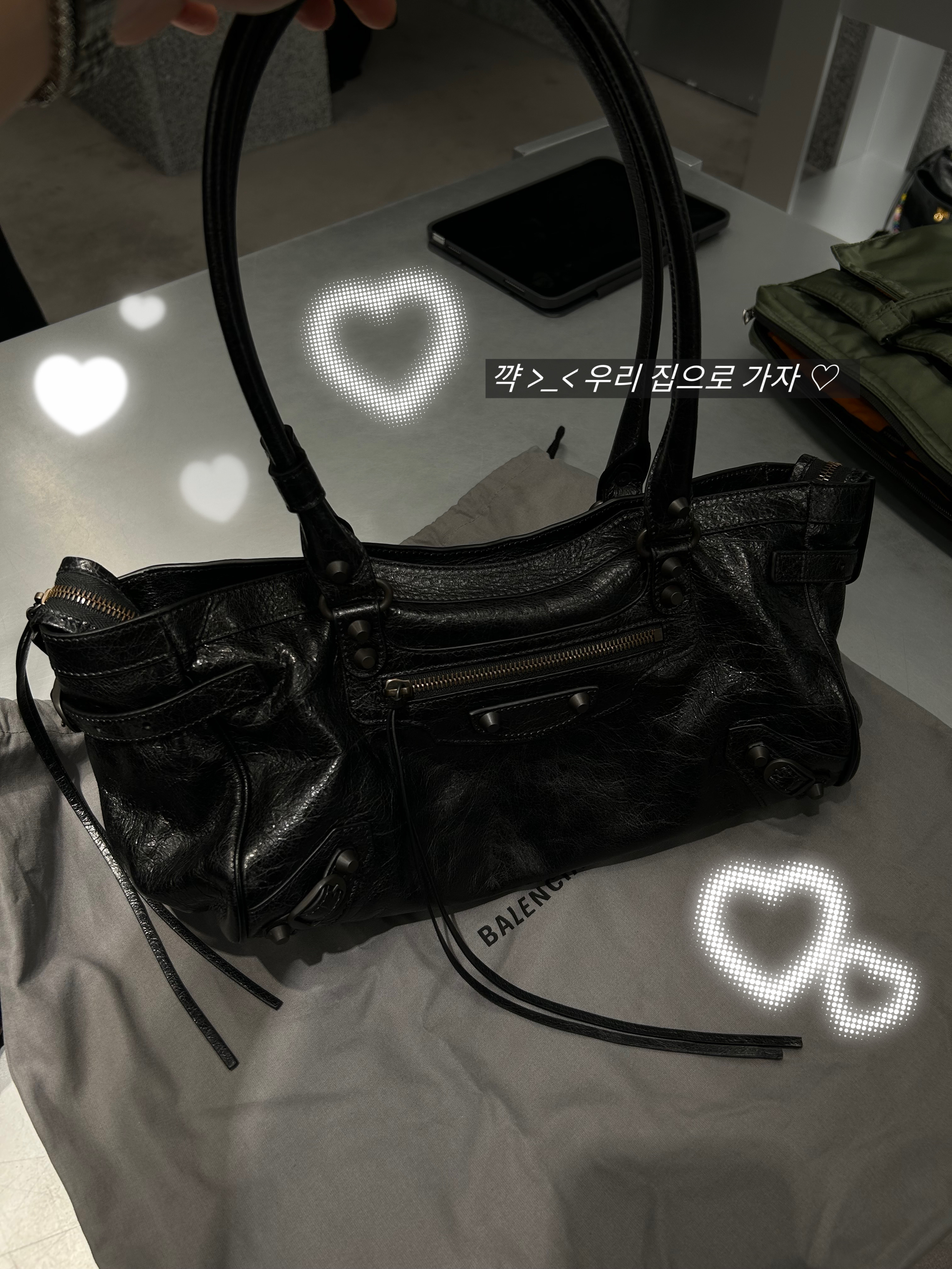 Balenciaga Le City Bag East-West Black, Sanrio Hello Kitty Black Angel Collection Style Up Mascot Angel Black 착용 스타일 - 1