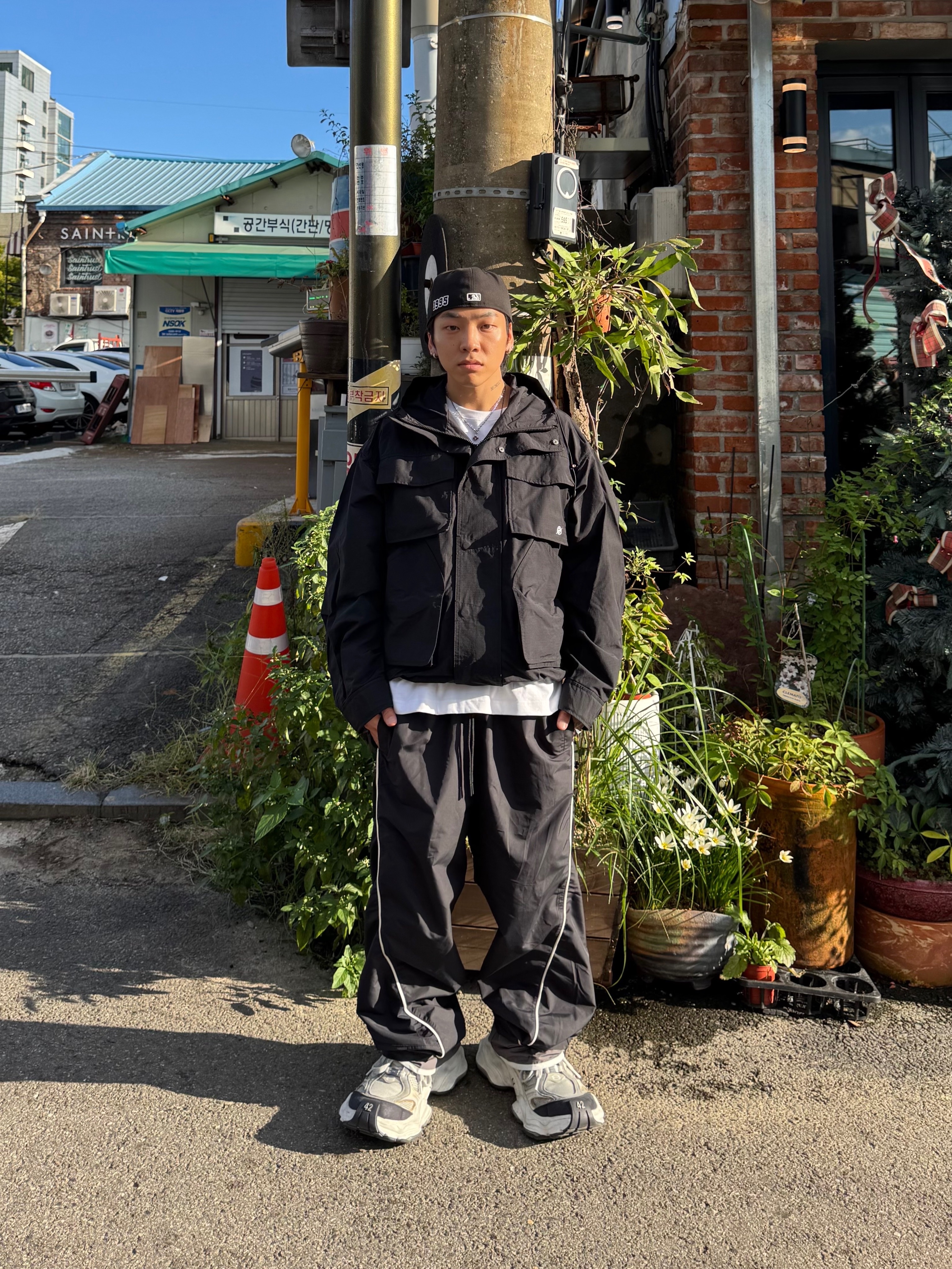 Balenciaga Cargo Sneakers White Grey 착용 스타일 - 1