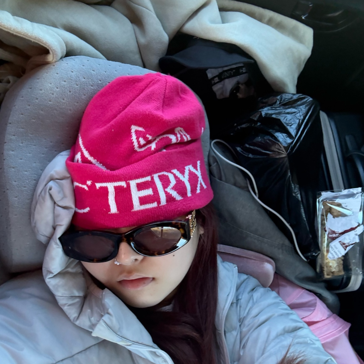 Arc'teryx Bird Word Toque Synth, Miu Miu Miu Glimpse Sunglasses Mauve Lens 착용 스타일
