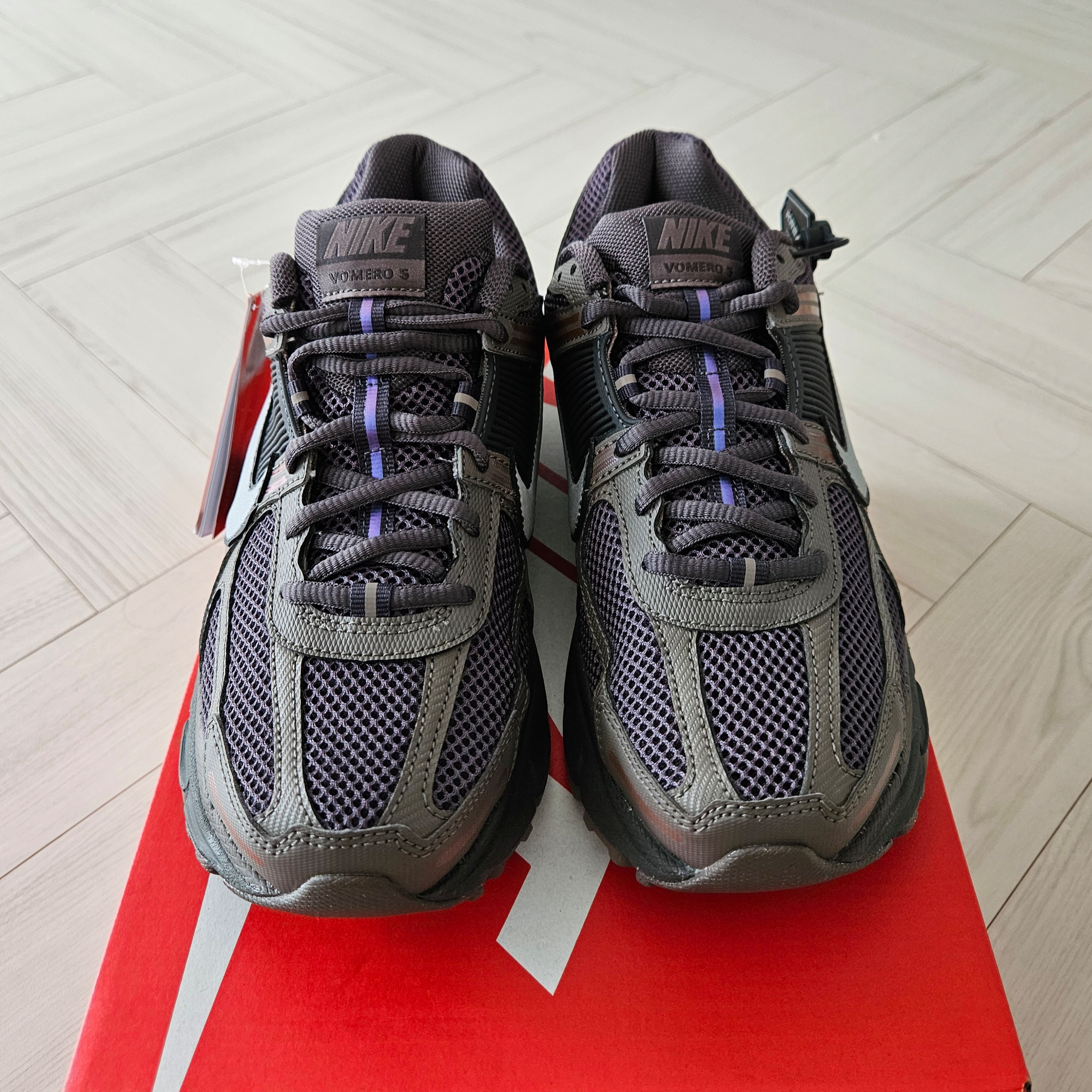 Nike Zoom Vomero 5 Cave Stone 착용 스타일 - 2