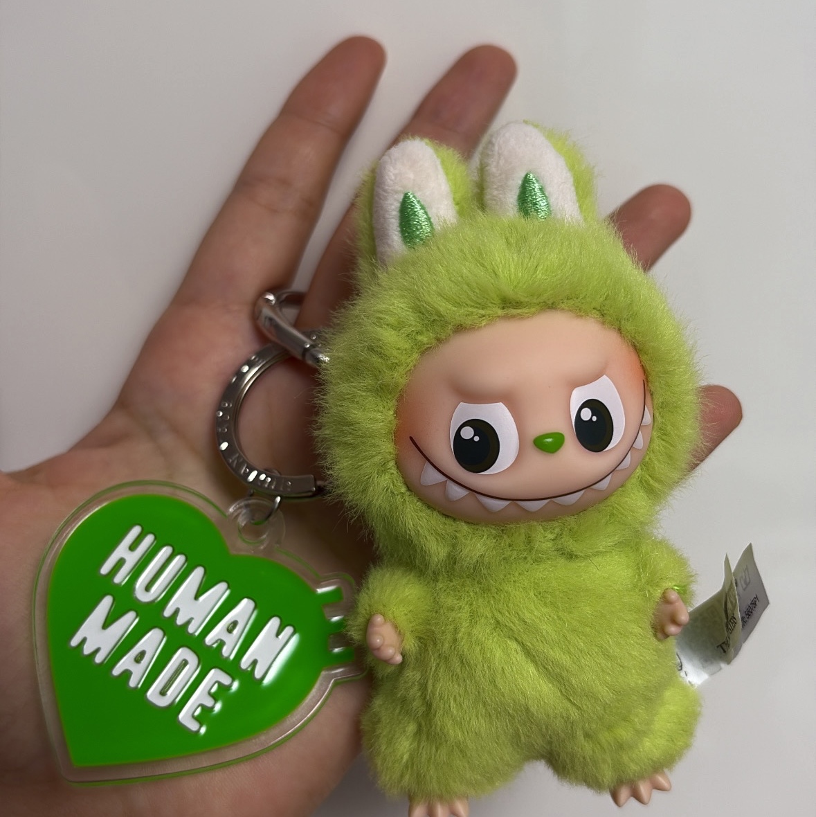 Pop Mart Labubu The Monsters Pin For Love Series Vinyl Plush Pendant Sealed Case (N-Z) (1 Blind Box) 착용 스타일