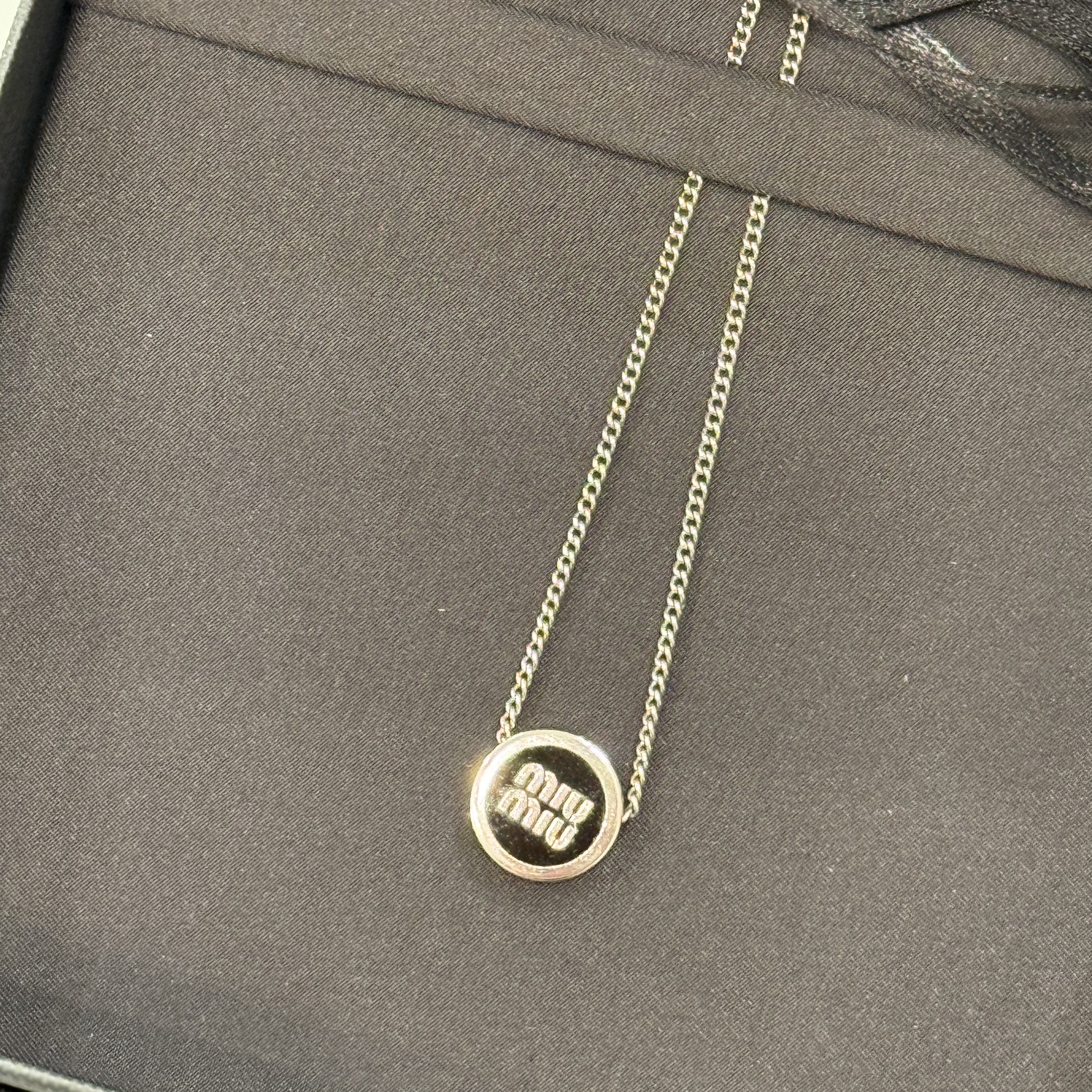 (W) Miu Miu Metal Necklace Black 착용 스타일 - 1