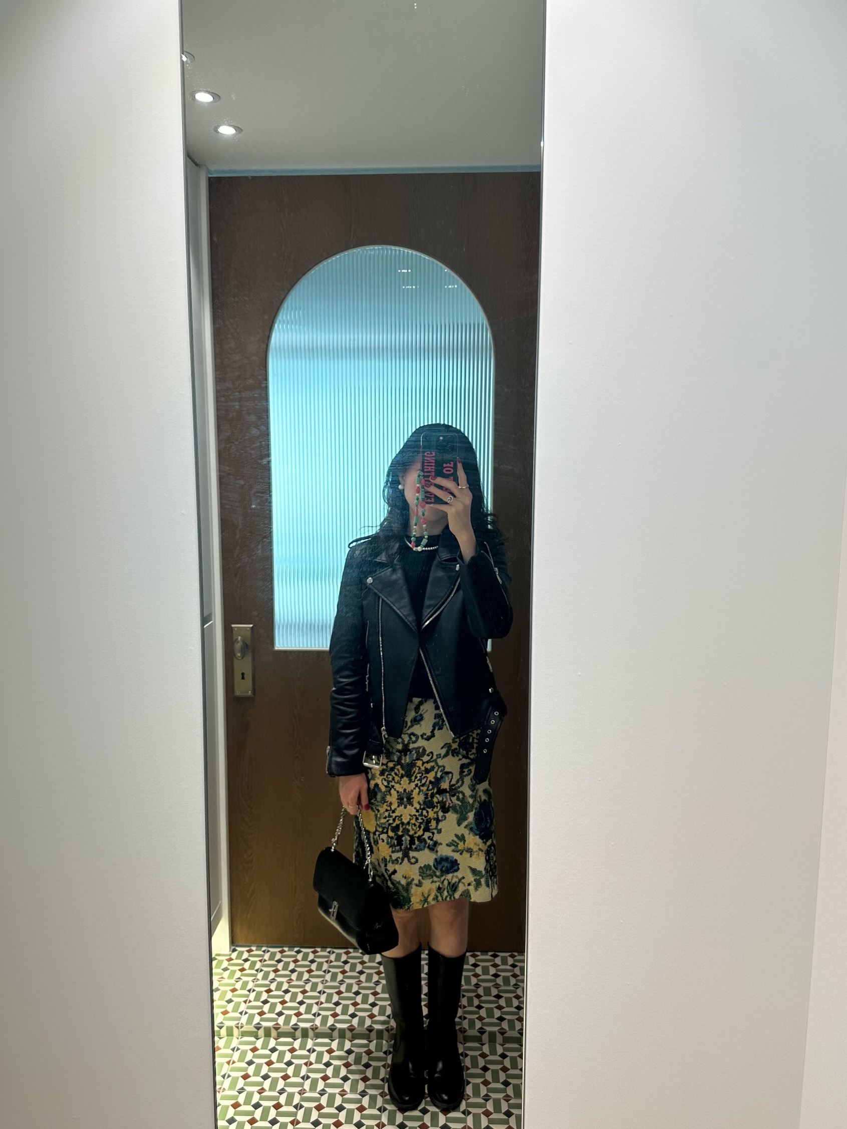 vunque Baguette Shoulder S Black 착용 스타일