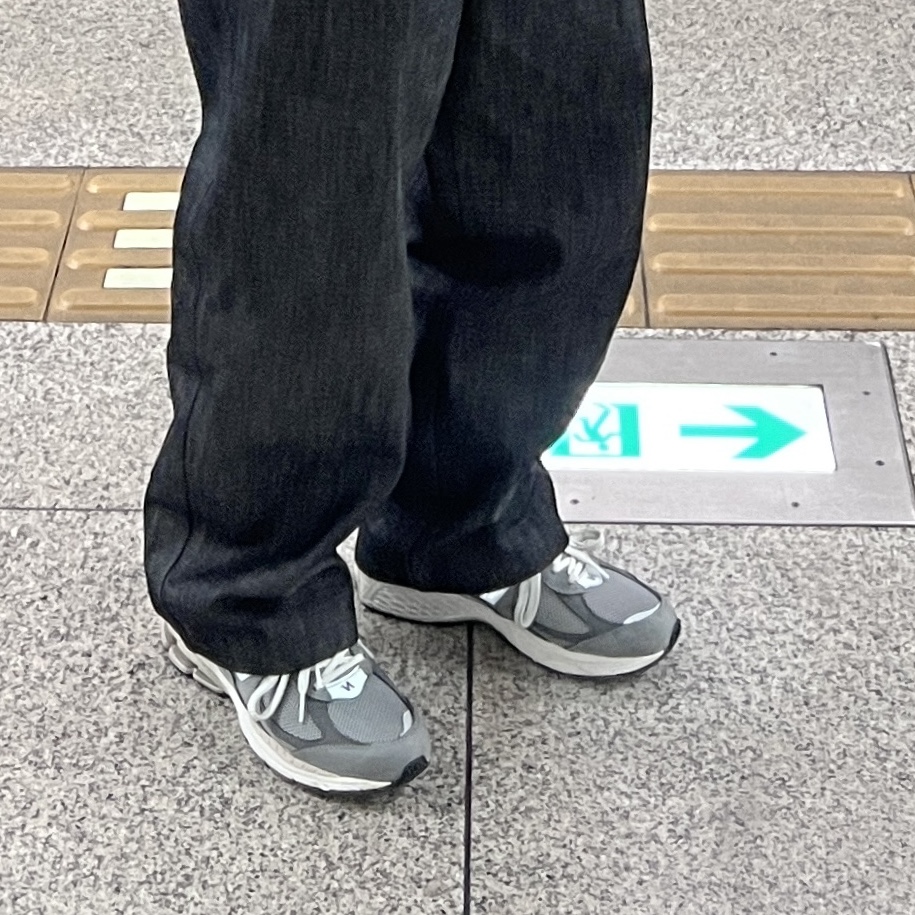 New Balance 2002R Premium Vintage Grey 착용 스타일