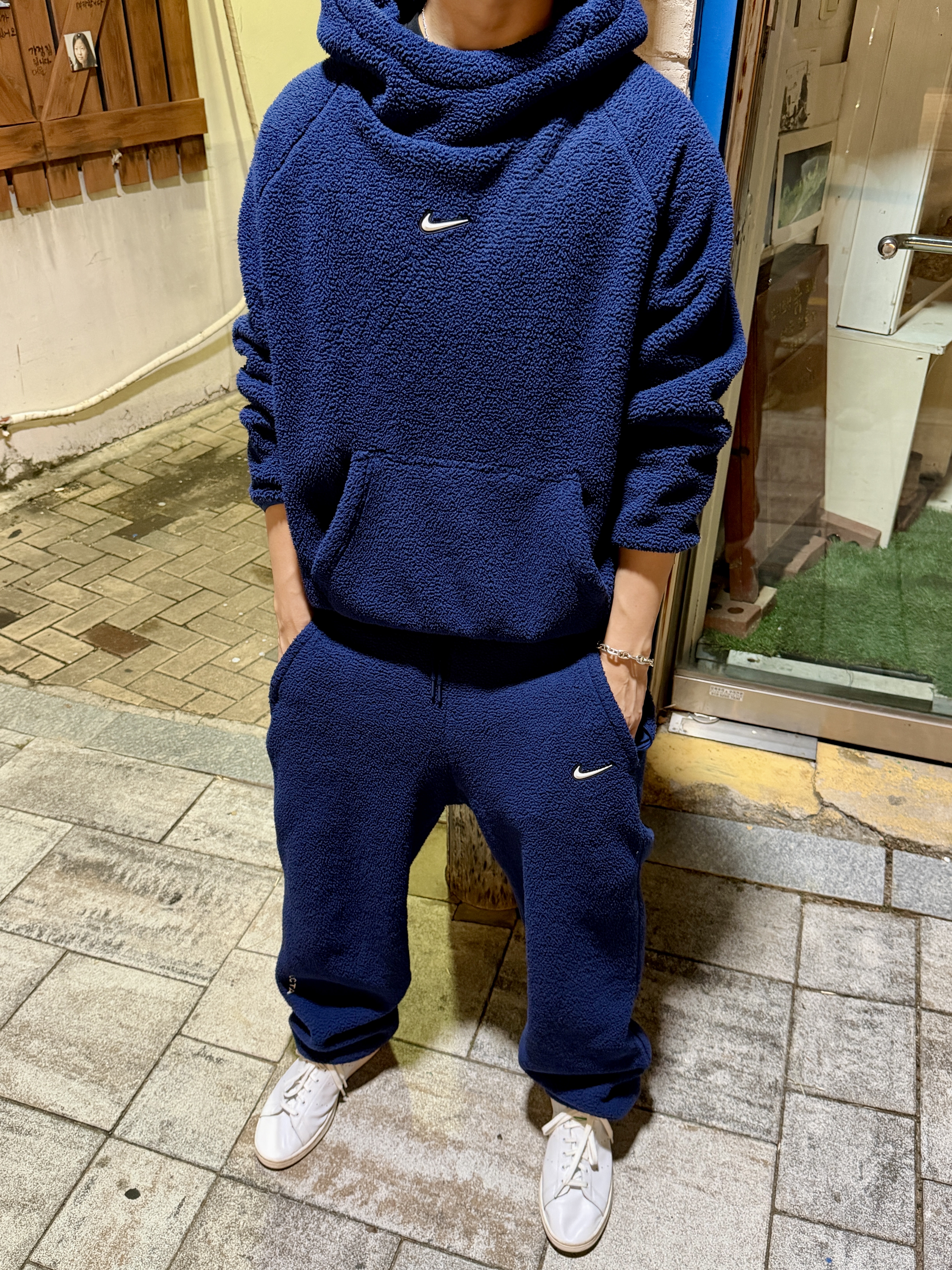 Nike x Drake Nocta Cardinal Stock Essential Hoodie Navy - Asia, Nike x Drake Nocta Cardinal Stock Essential Fleece Pants Navy - Asia 착용 스타일 - 4