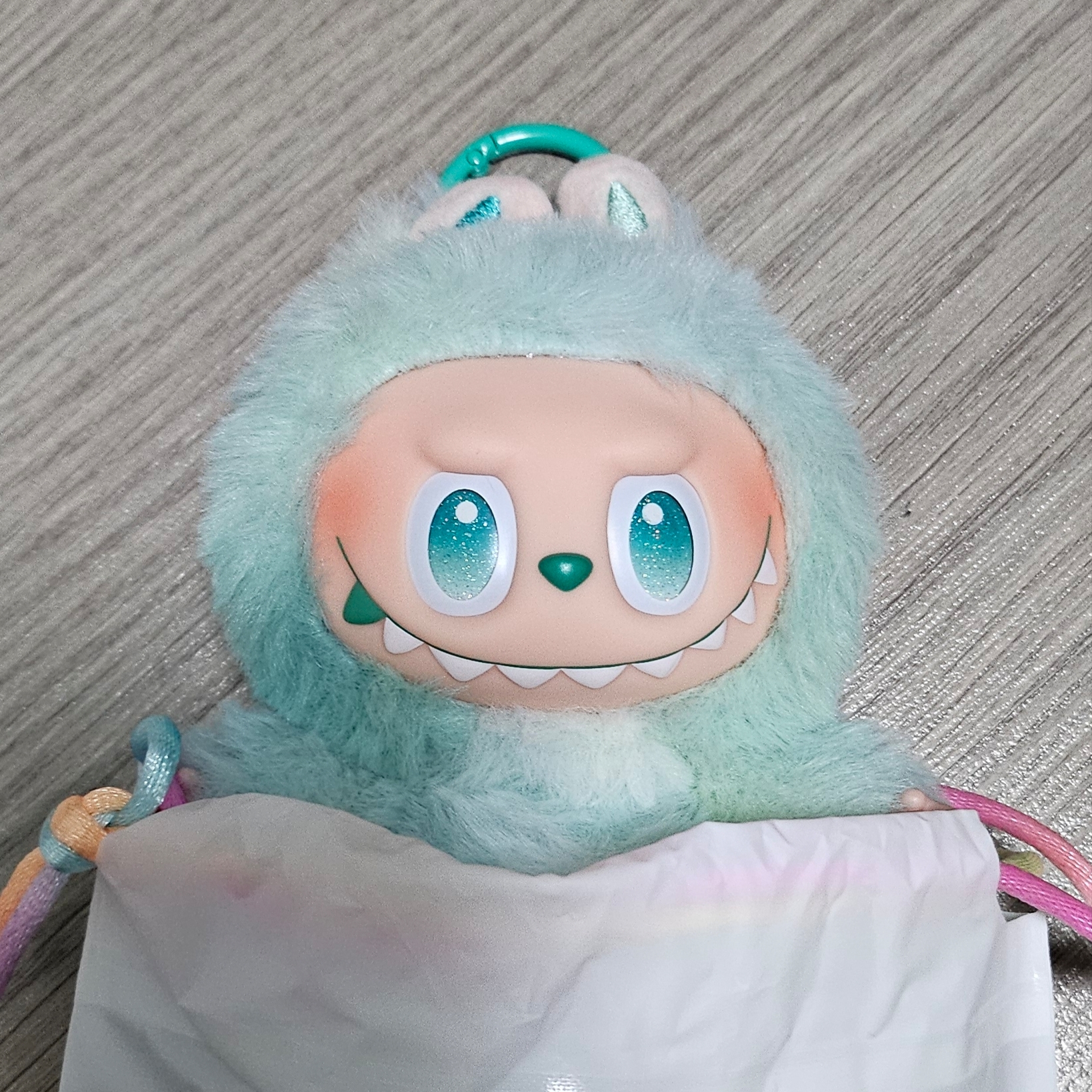 Pop Mart Labubu The Monsters Highlight Series Sealed Case (Bundle of 2/1 Blind Box) 착용 스타일