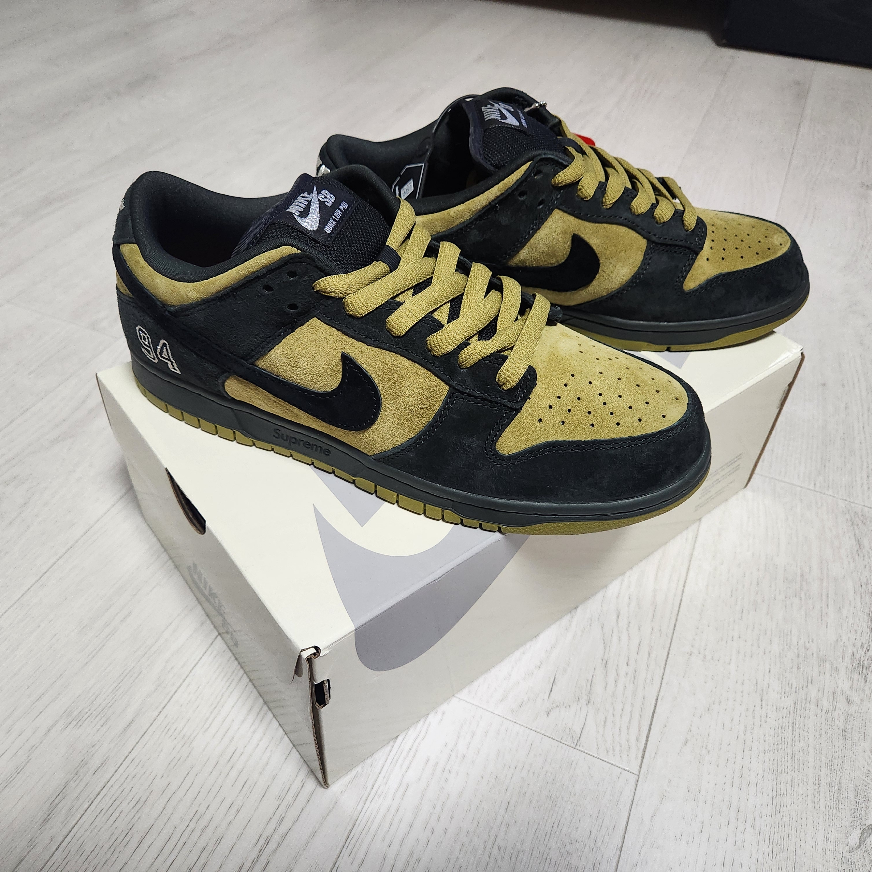 Nike x Supreme SB Dunk Low Camper Green 착용 스타일 - 2