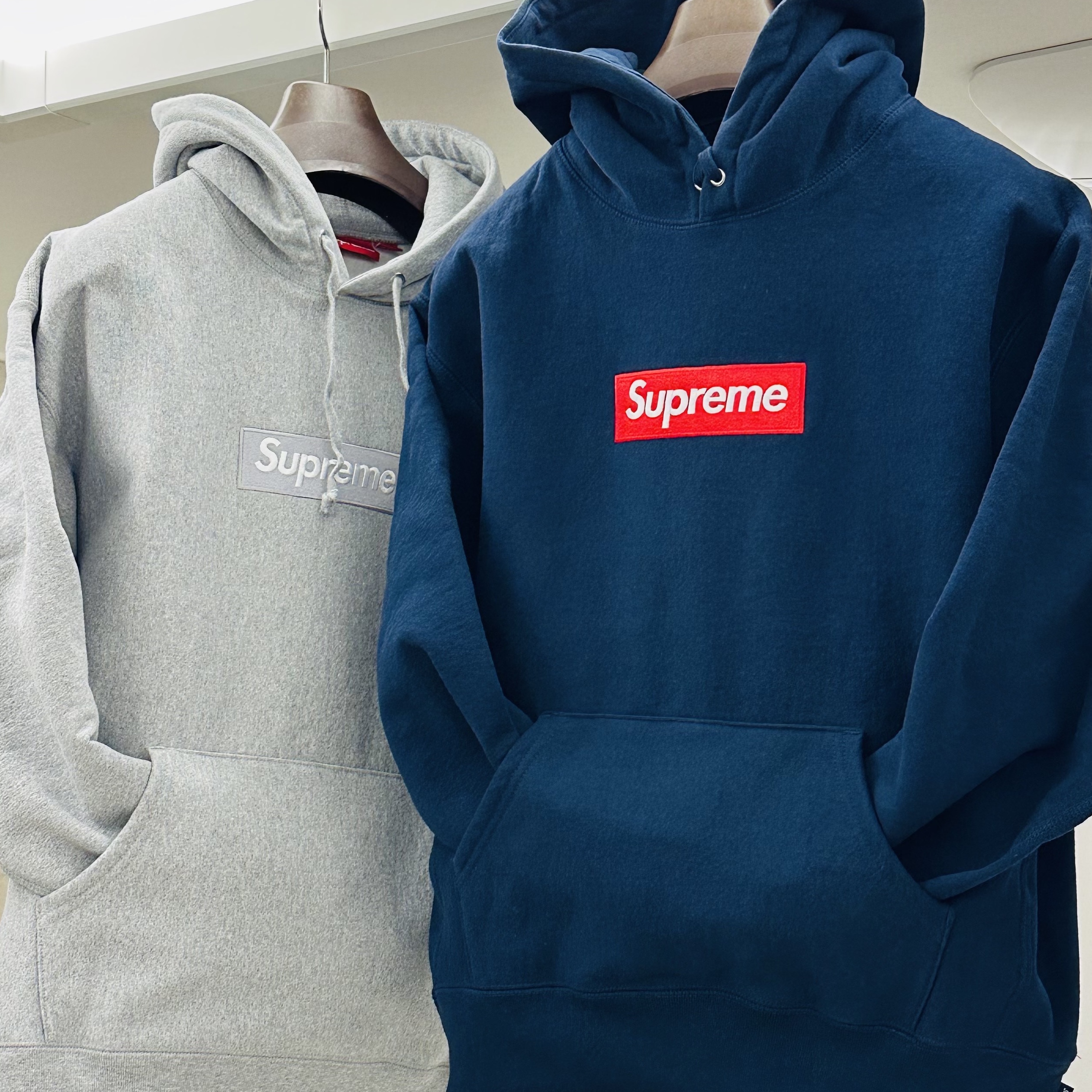 Supreme Box Logo Hooded Sweatshirt Black - 24FW, Supreme Box Logo Hooded Sweatshirt Navy - 24FW 착용 스타일 - 2