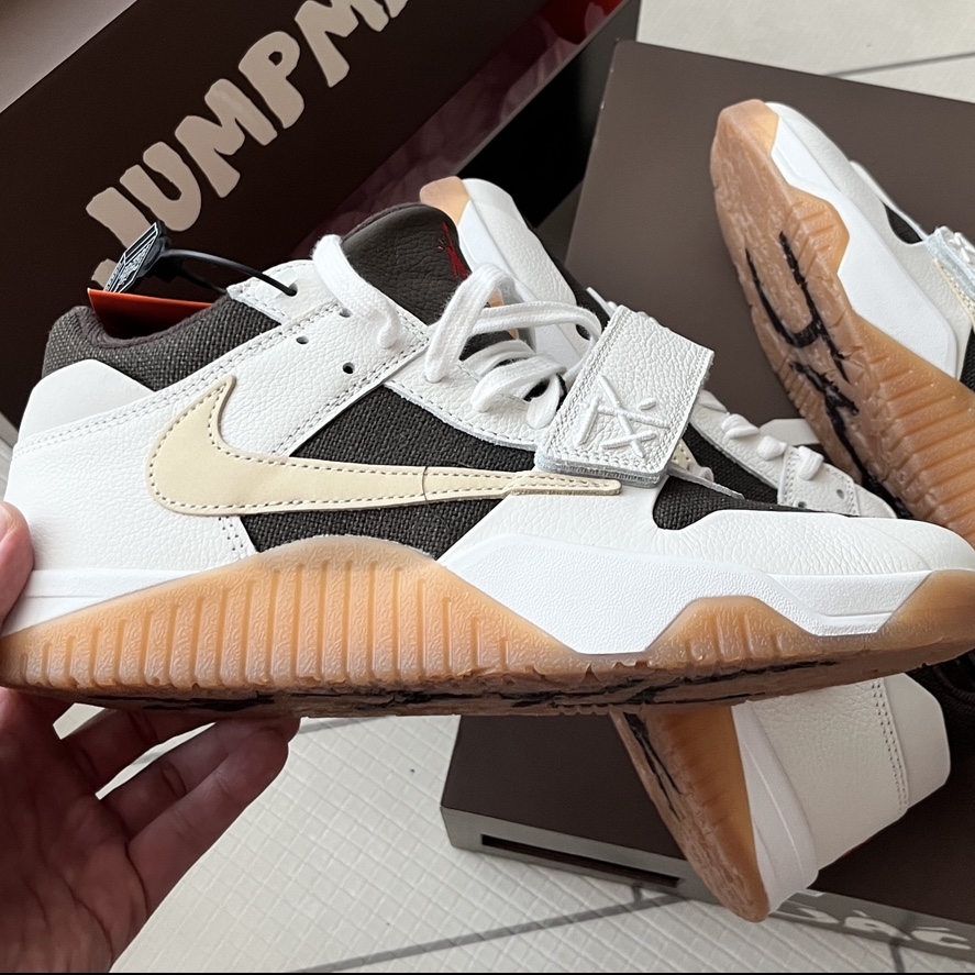 Jordan x Travis Scott Jumpman Jack TR Sail and Dark Mocha 착용 스타일 - 3