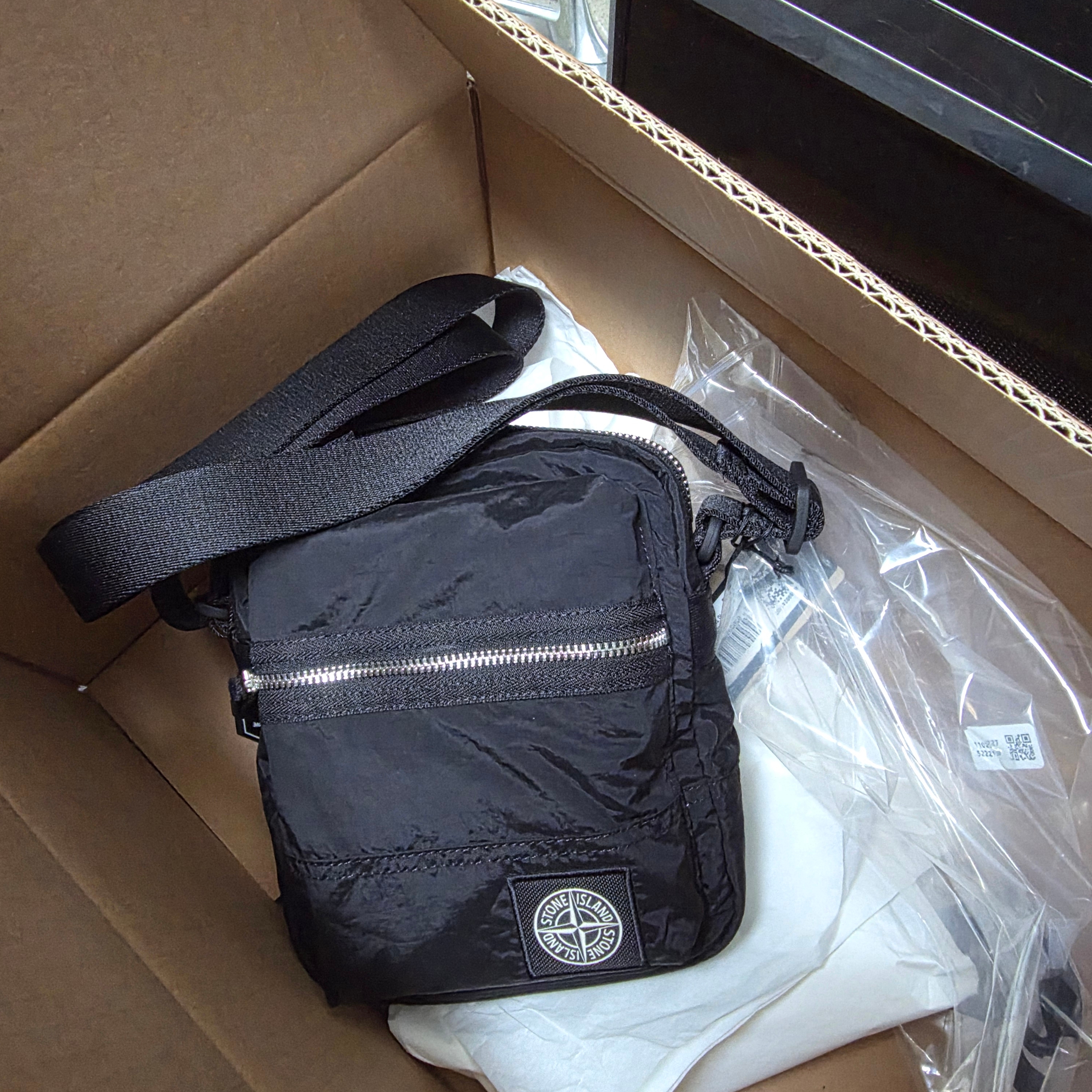 Stone Island 9200015 Coated Nylon Metal in Econyl Pouch Bag with Front Pocket and Ripstop Lining Black - 25FW 착용 스타일 - 1