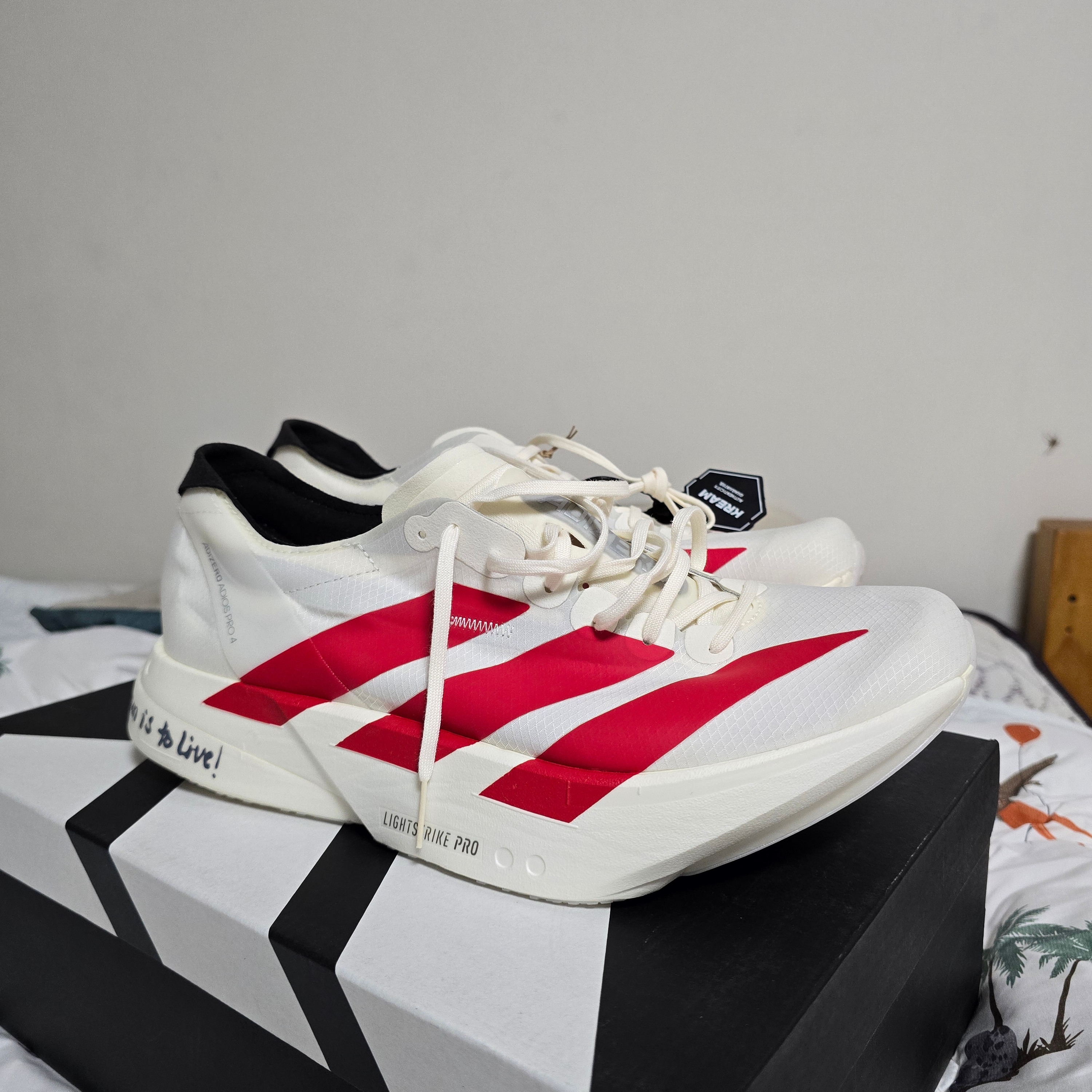Adidas Adizero Adios Pro 4 Off White Better Scarlet 착용 스타일