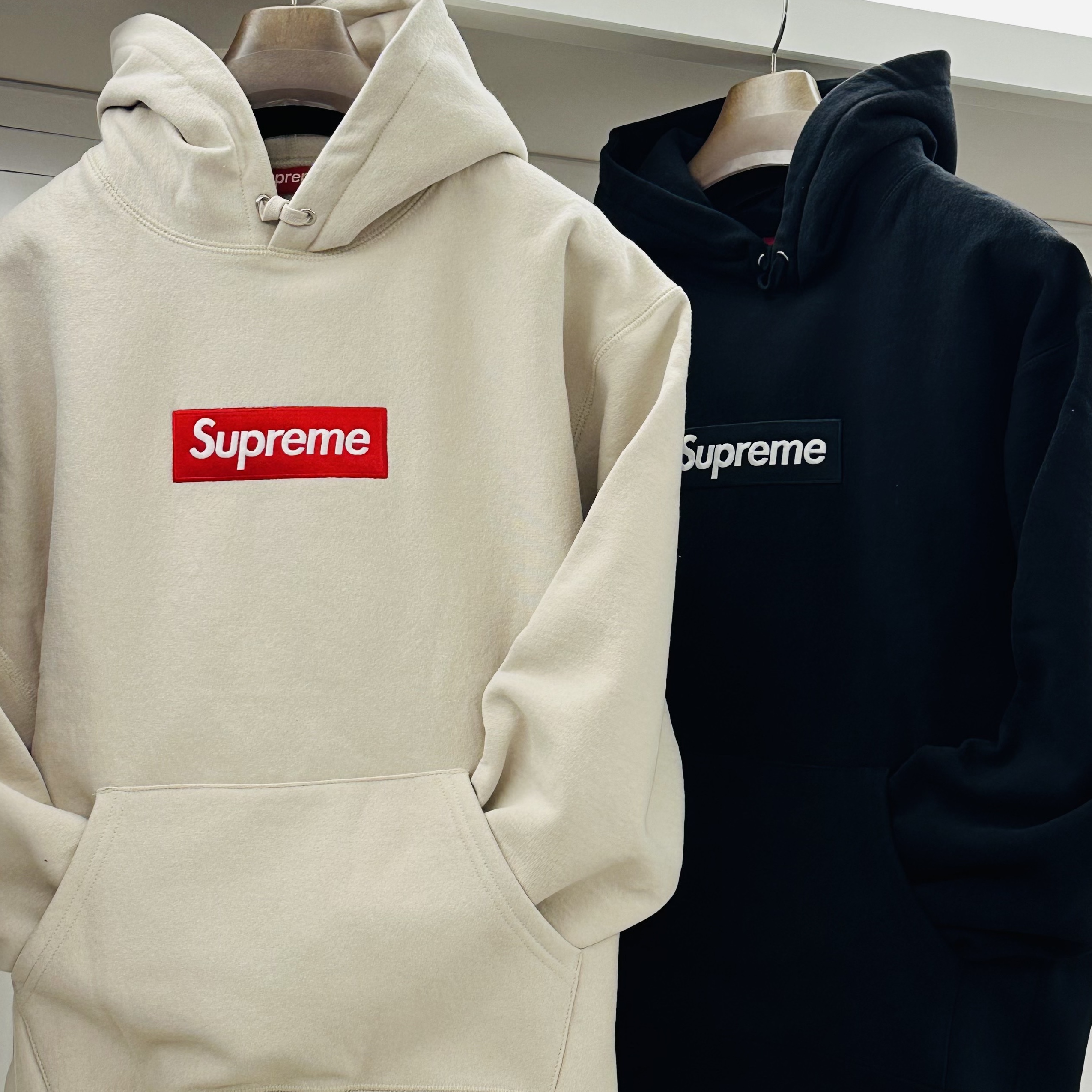 Supreme Box Logo Hooded Sweatshirt Black - 24FW, Supreme Box Logo Hooded Sweatshirt Navy - 24FW 착용 스타일 - 3