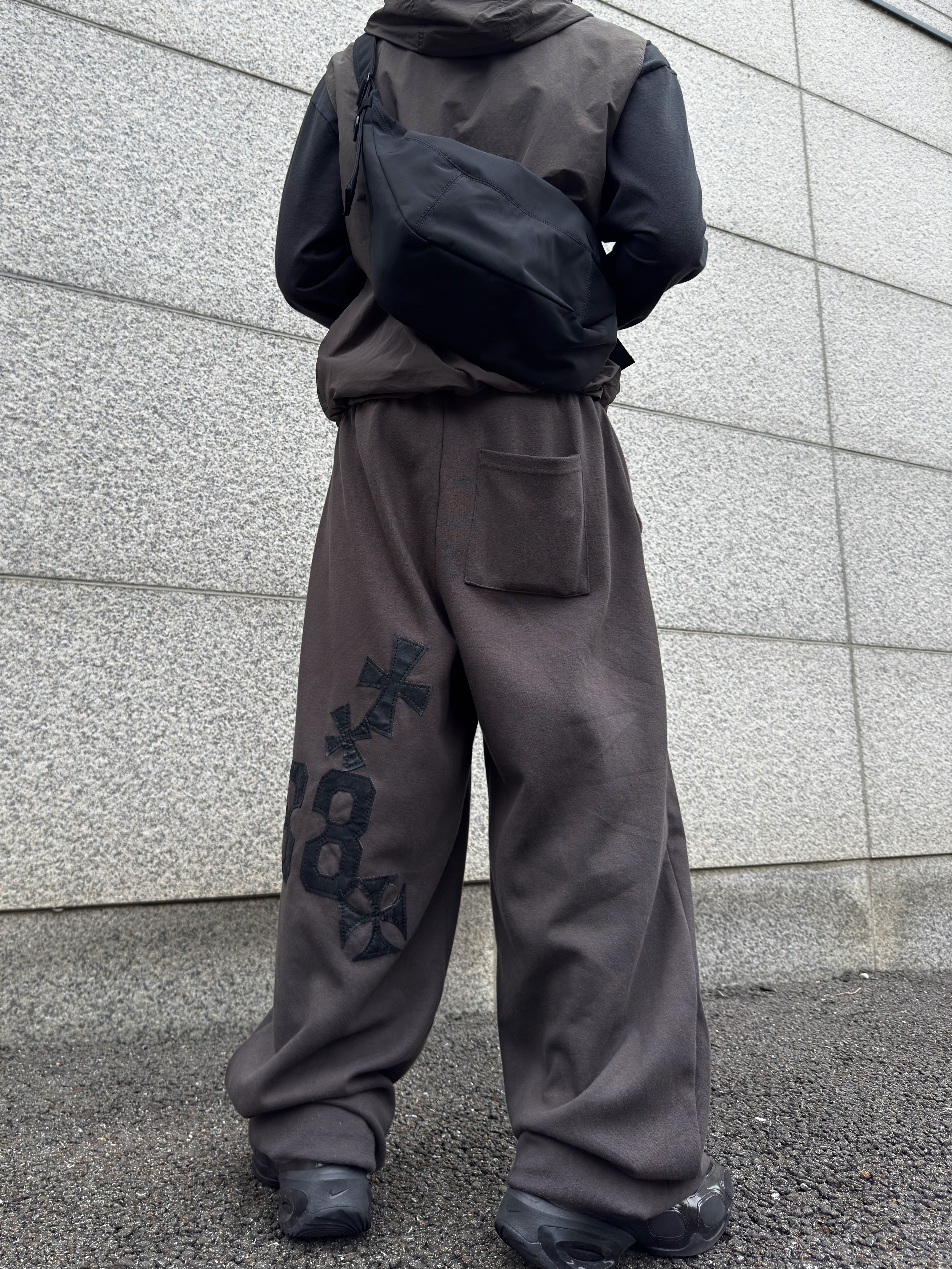 Levi's x Oasis Supersonic Long Sleeve T-Shirt Black, (W) Nike Air Max Muse Triple Black 착용 스타일 - 2