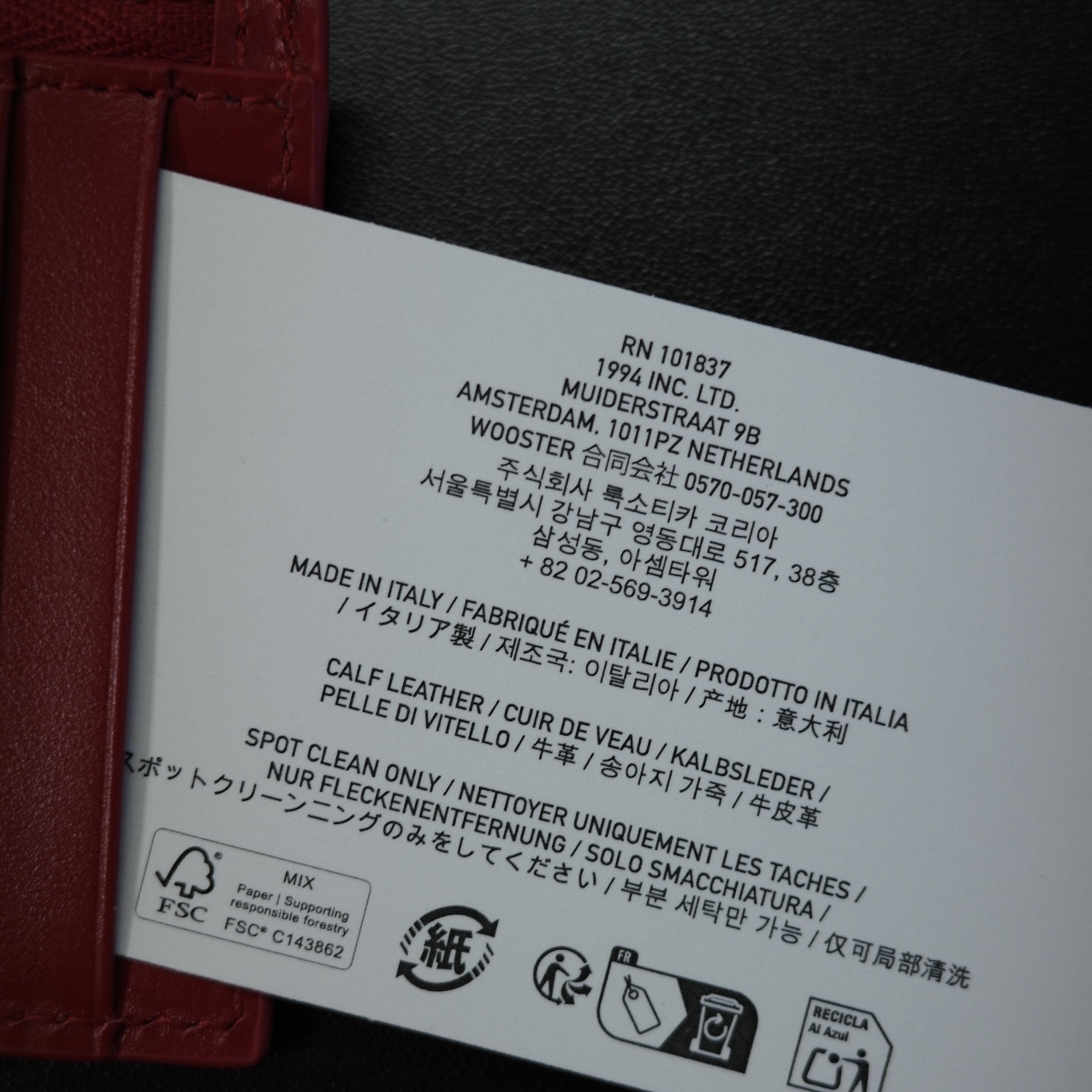 Supreme Leather Zip Card Holder Red 착용 스타일 - 2