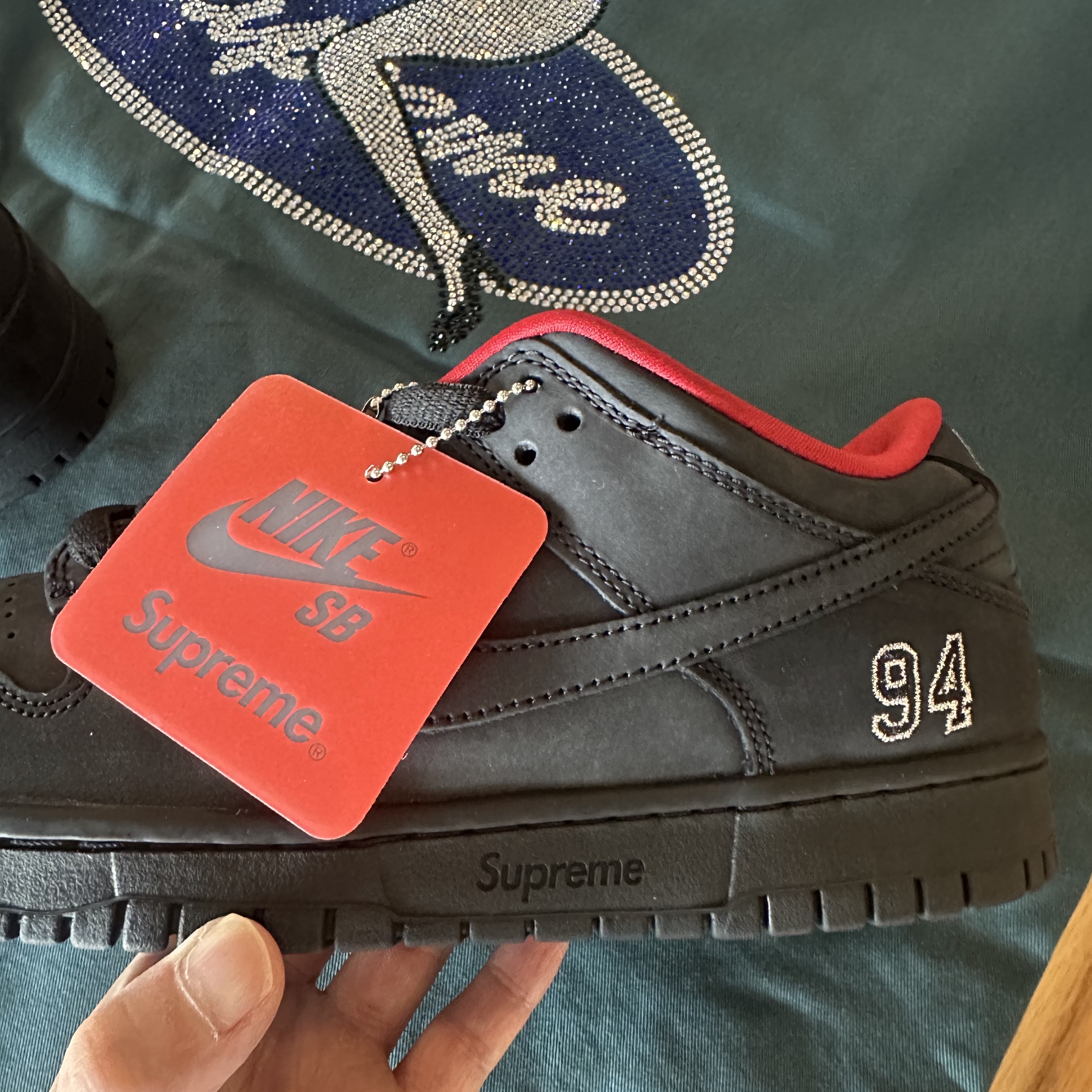 Nike x Supreme SB Dunk Low Black 착용 스타일
