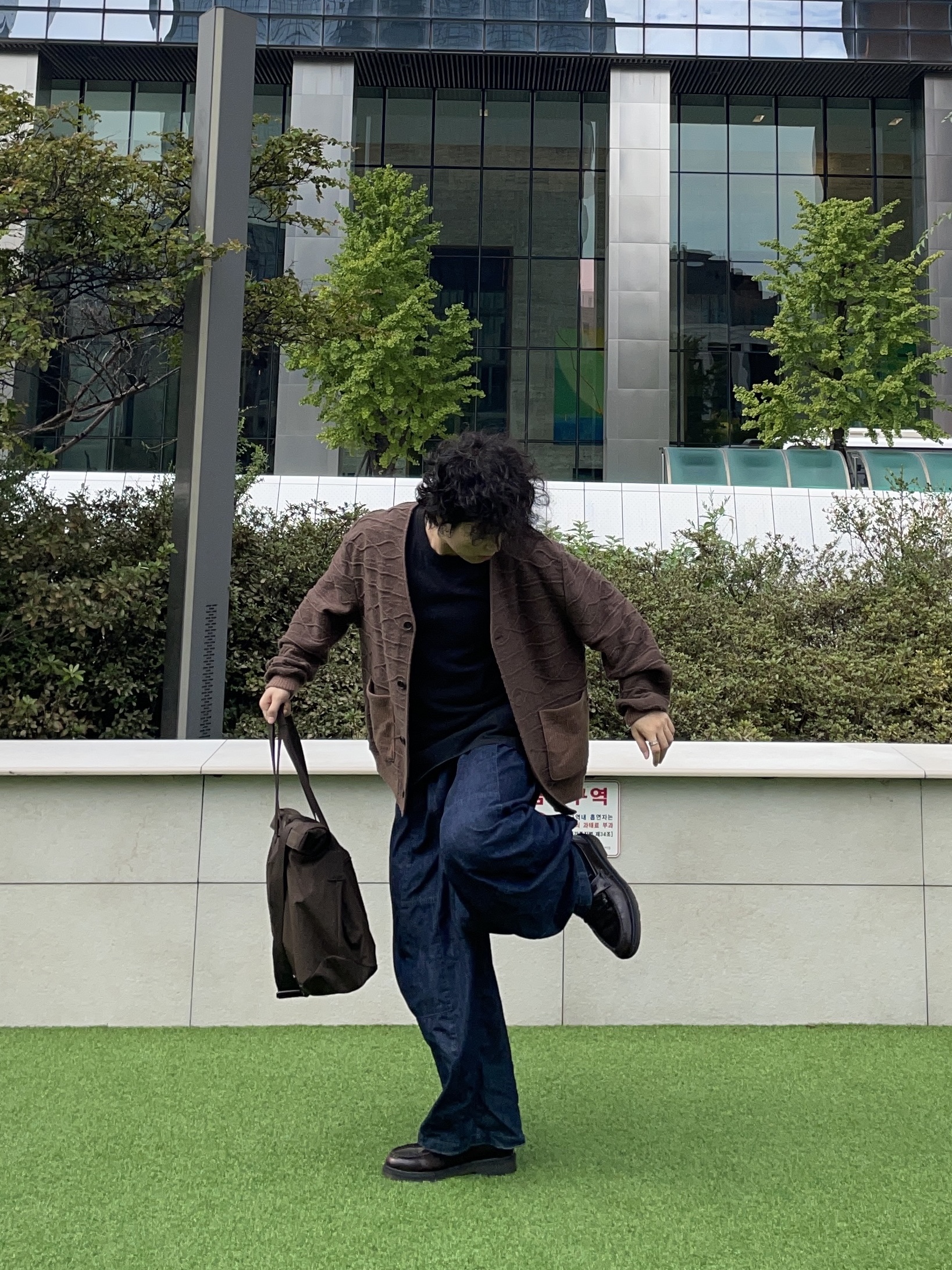 Needles H.D. Pants 6 Oz Denim Indigo, Uniqlo U Roll Bag Dark Brown 착용 스타일 - 2