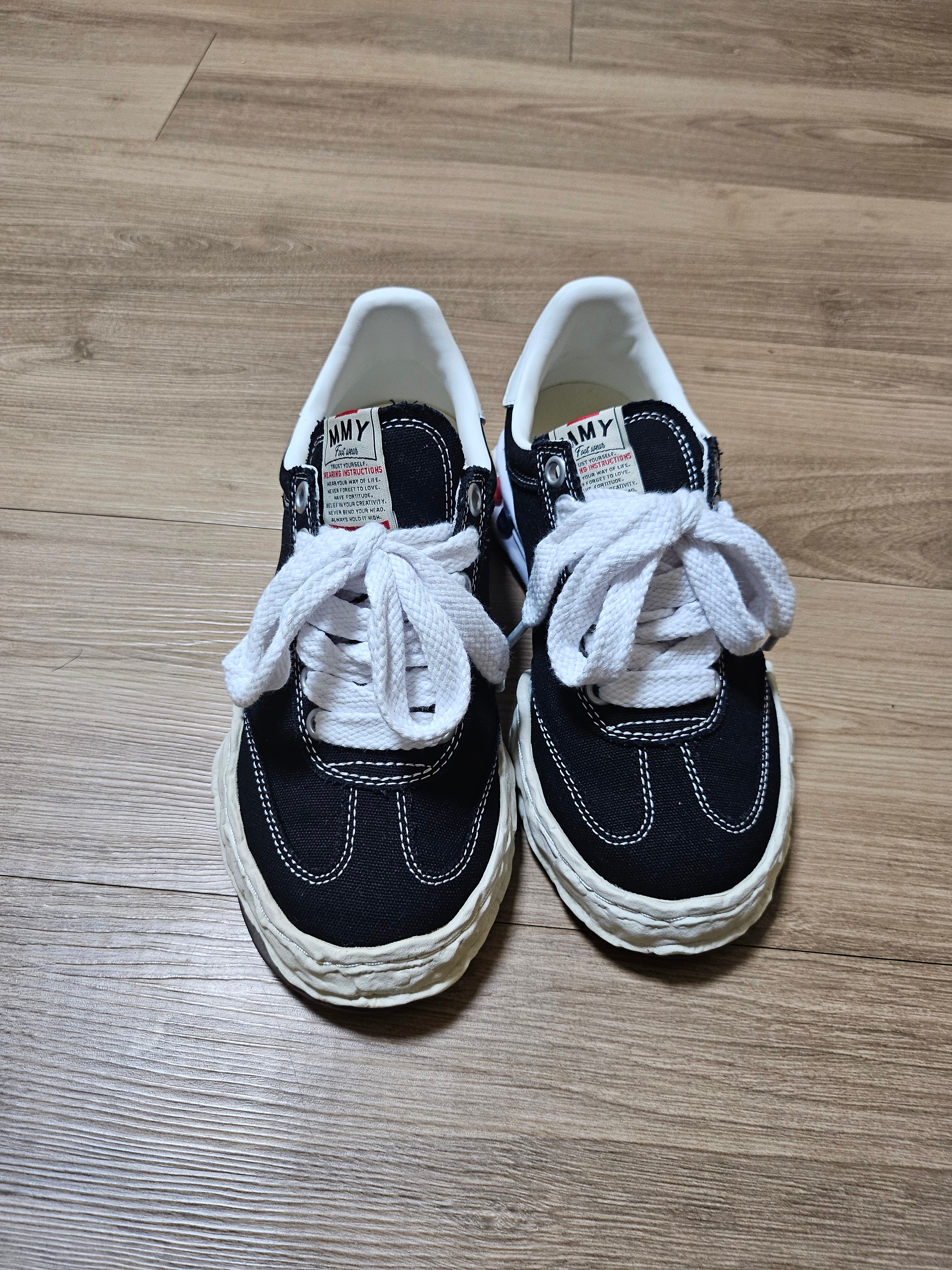 Maison Mihara Yasuhiro Herbie OG Sole Canvas Low-top Sneakers Black 착용 스타일 - 1