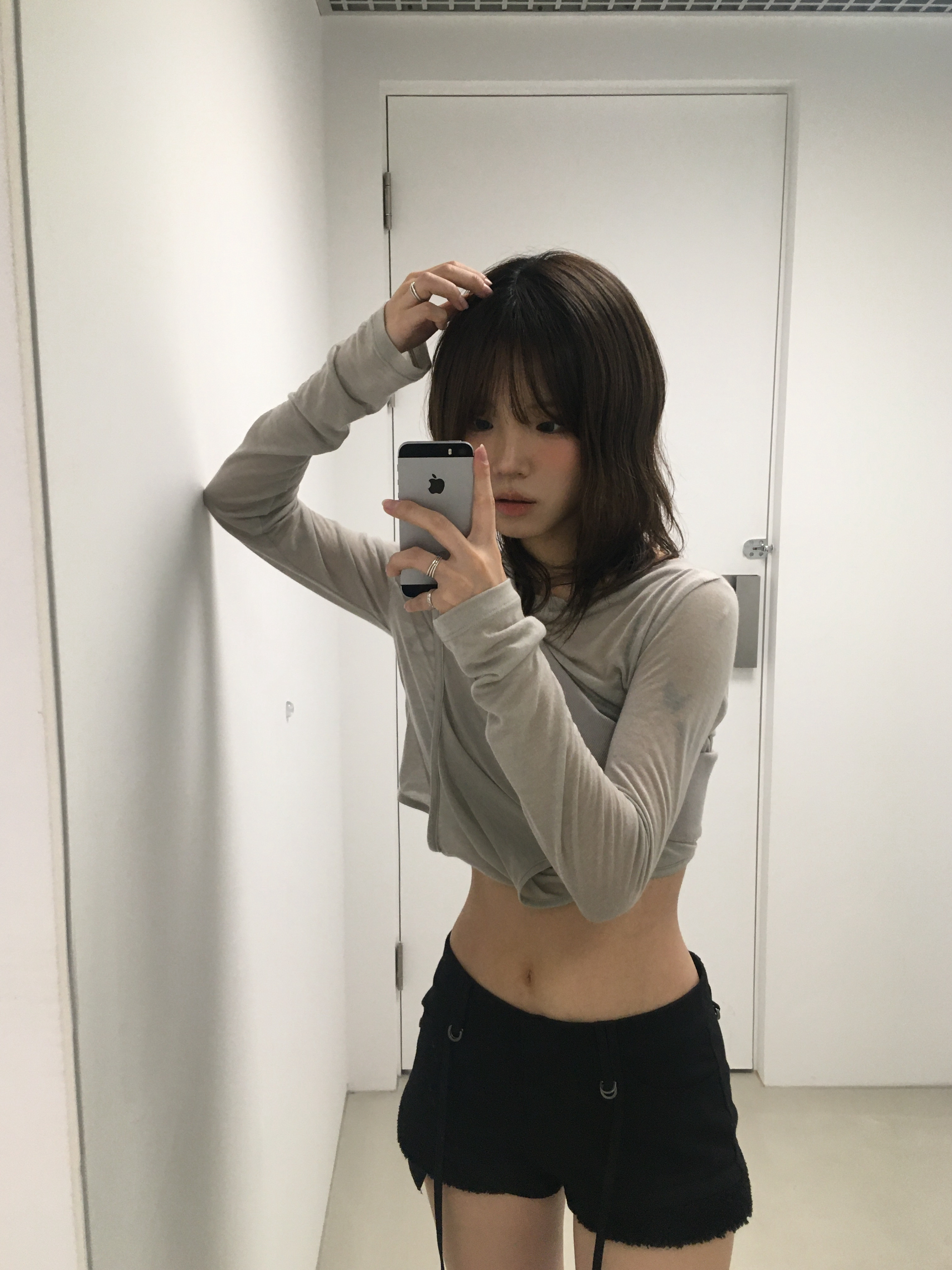 OJOS Curved Cut Layered Tee Warm Grey 착용 스타일