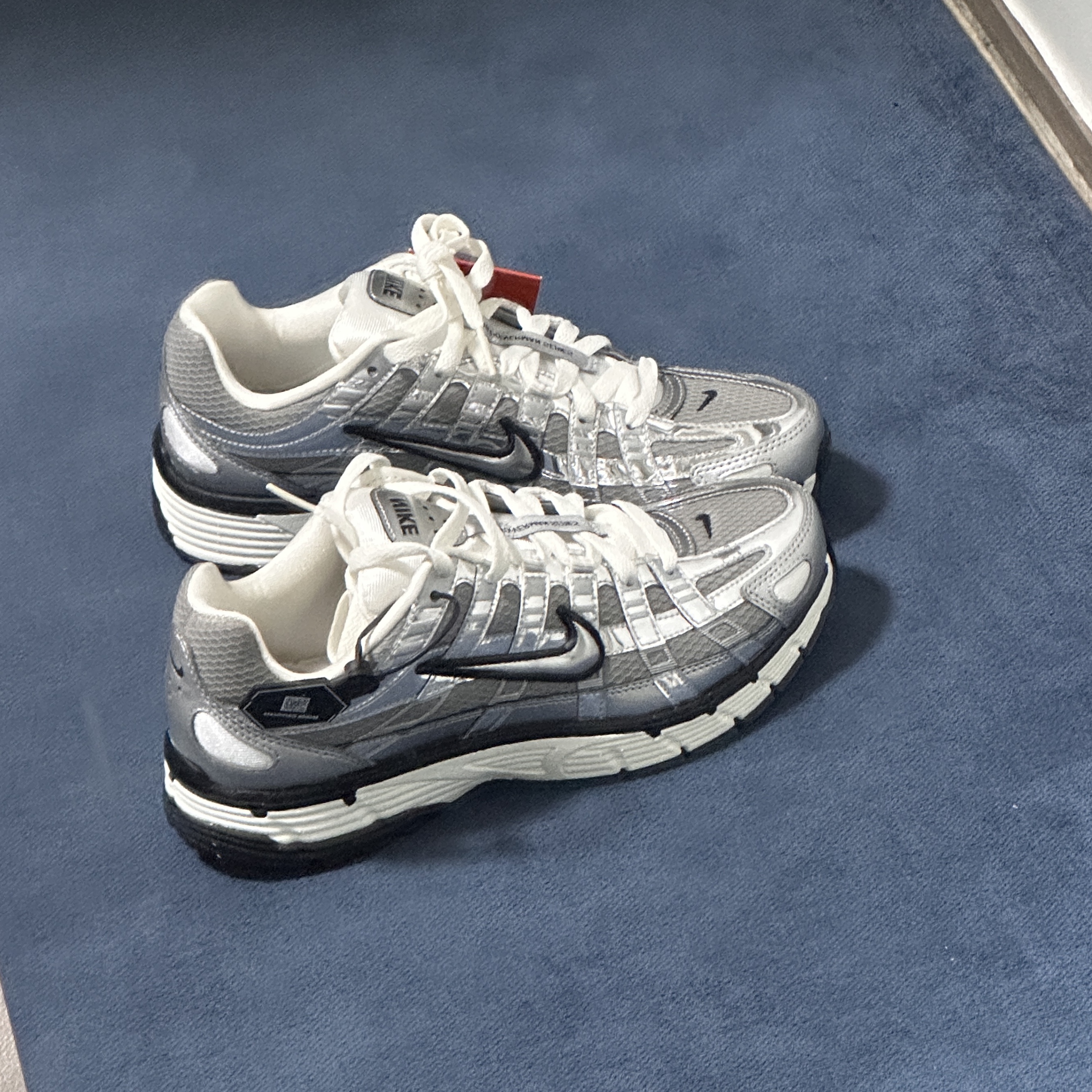 Nike P-6000 Metallic Silver 착용 스타일