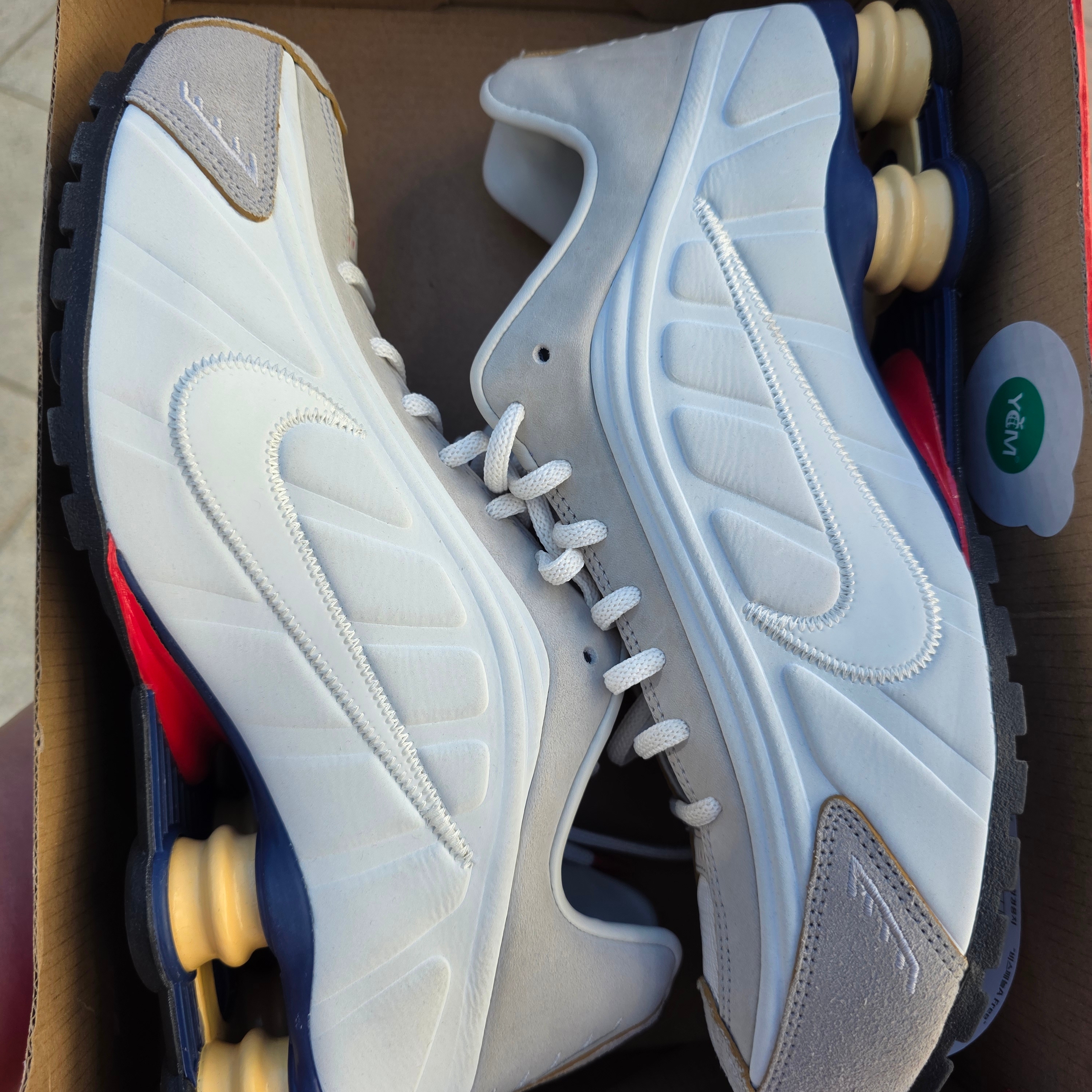 Nike Shox R4 PRM Light Iron Ore and Phantom 착용 스타일