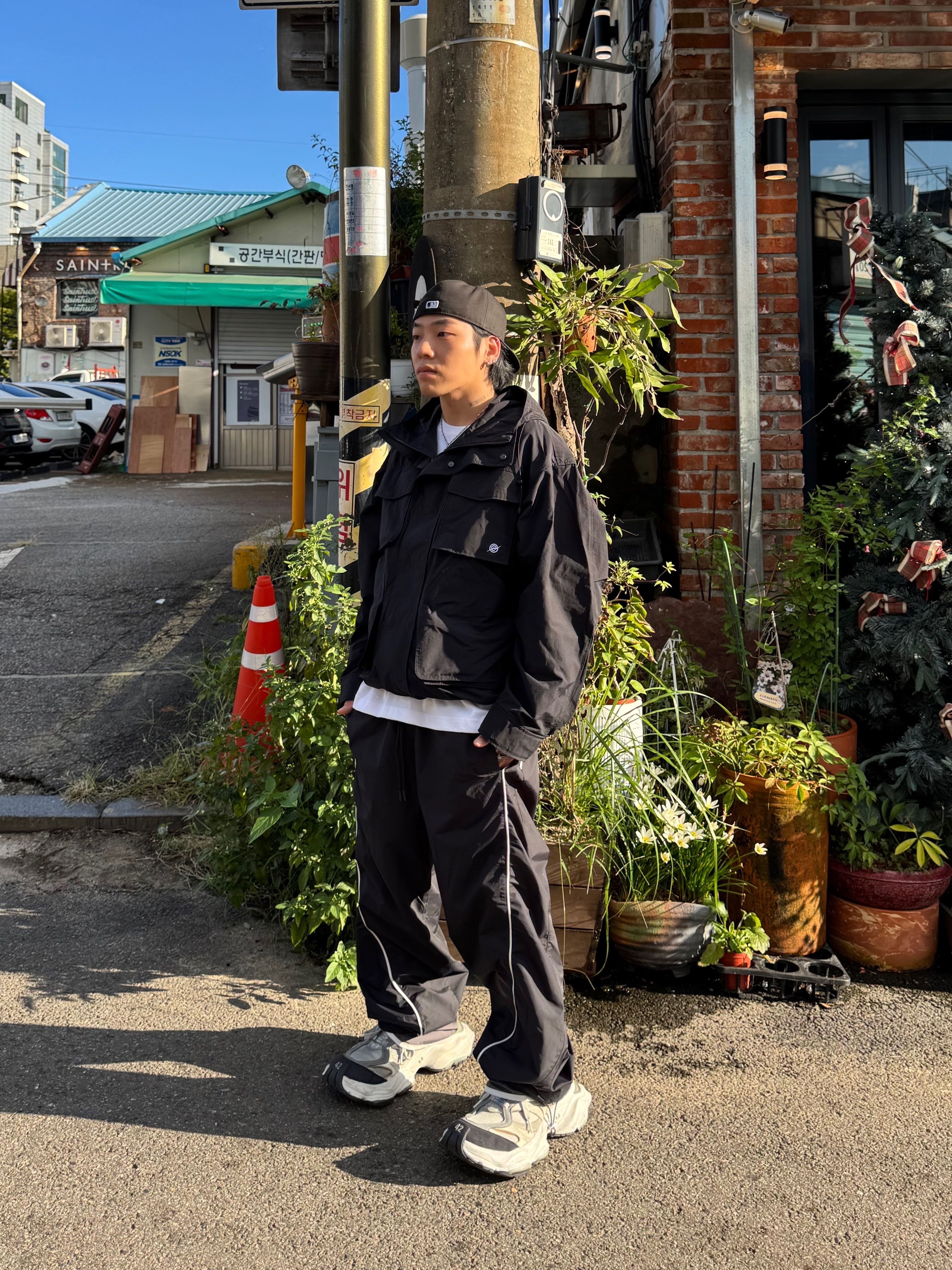 Balenciaga Cargo Sneakers White Grey 착용 스타일 - 2