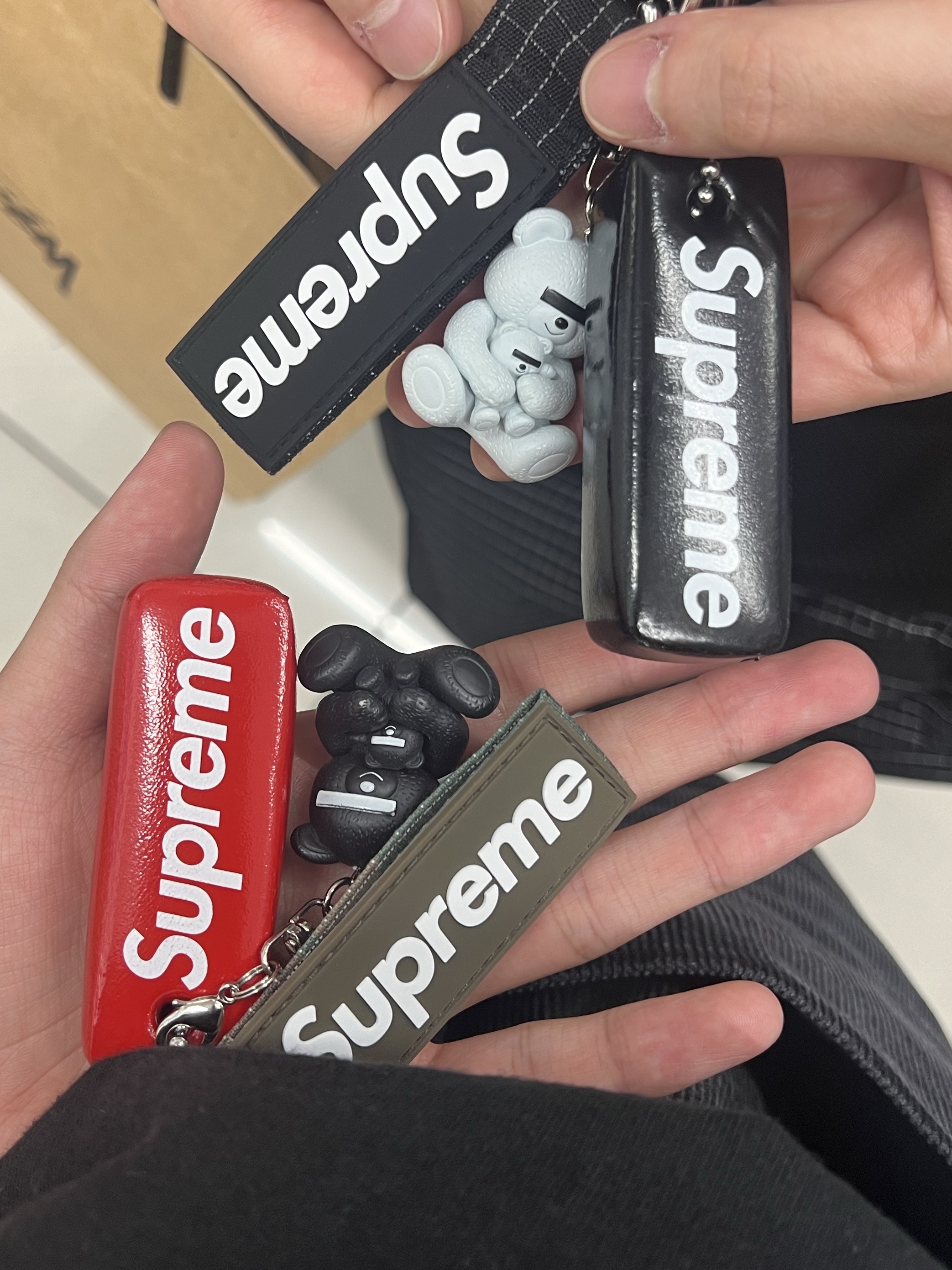 Supreme Floating Keychain Red - 23FW, Supreme Floating Keychain Black - 23FW 착용 스타일