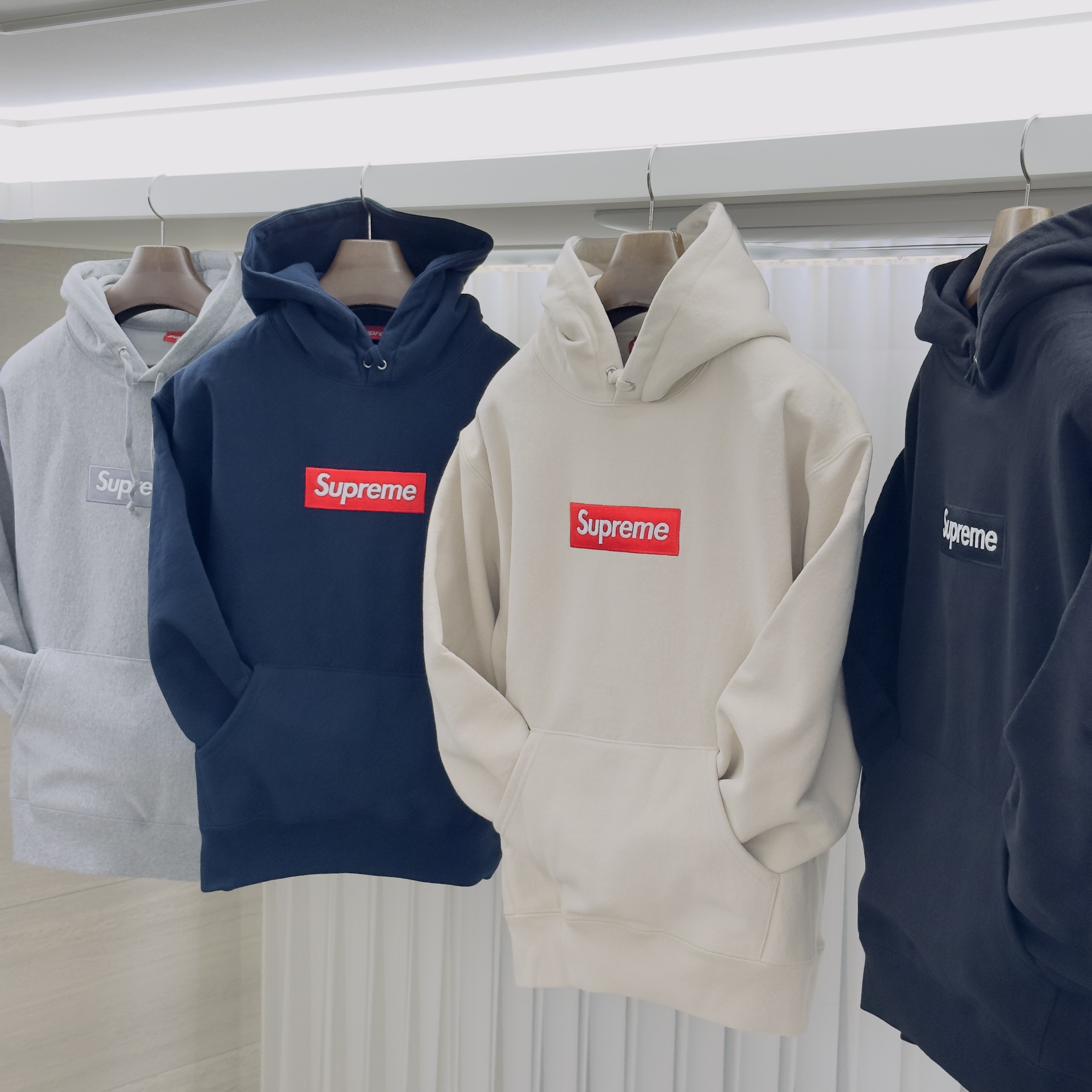 Supreme Box Logo Hooded Sweatshirt Black - 24FW, Supreme Box Logo Hooded Sweatshirt Navy - 24FW 착용 스타일 - 1