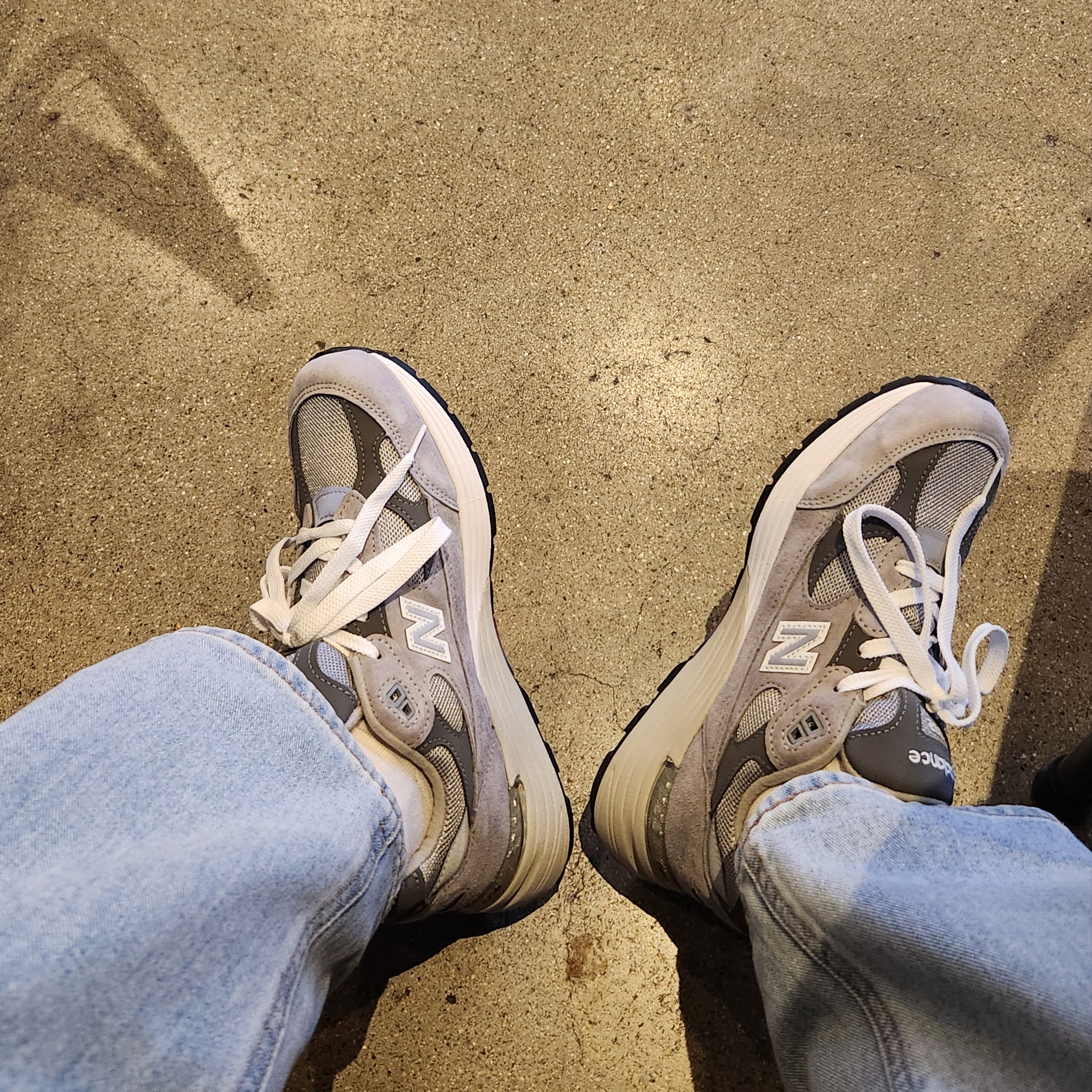 New Balance 992 Made in USA Core Grey Silver Metallic 착용 스타일