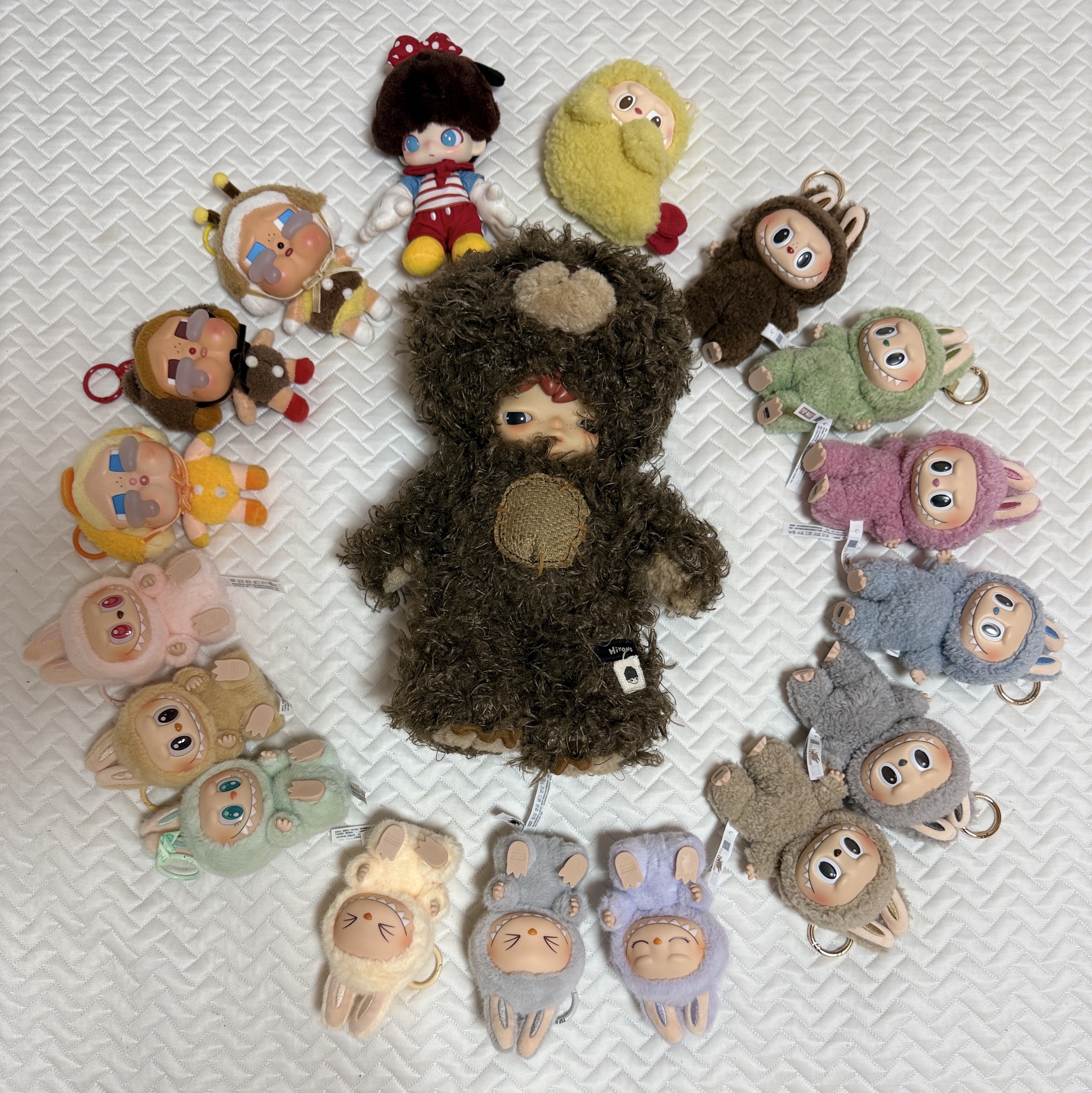 Pop Mart Hirono Bear Vinyl Plush Doll, Pop Mart Labubu The Monsters Wacky Mart Series Earphone Case 착용 스타일 - 7