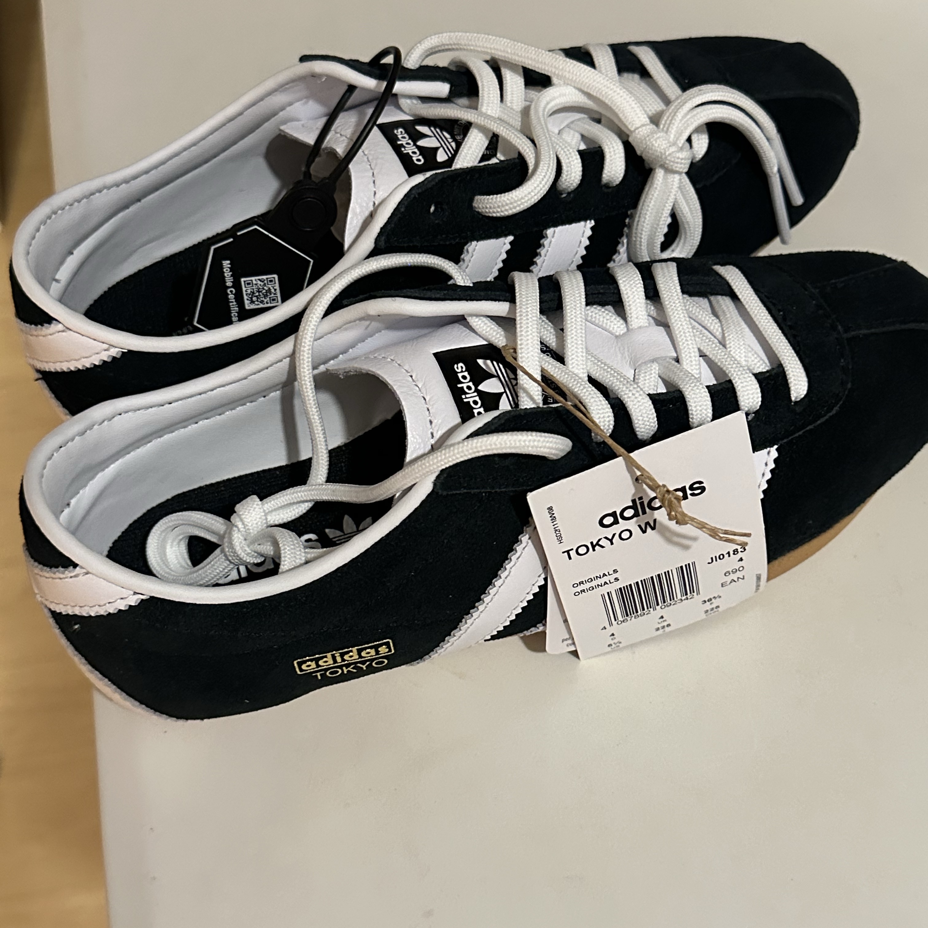 (W) Adidas Tokyo Core Black Cloud White 착용 스타일