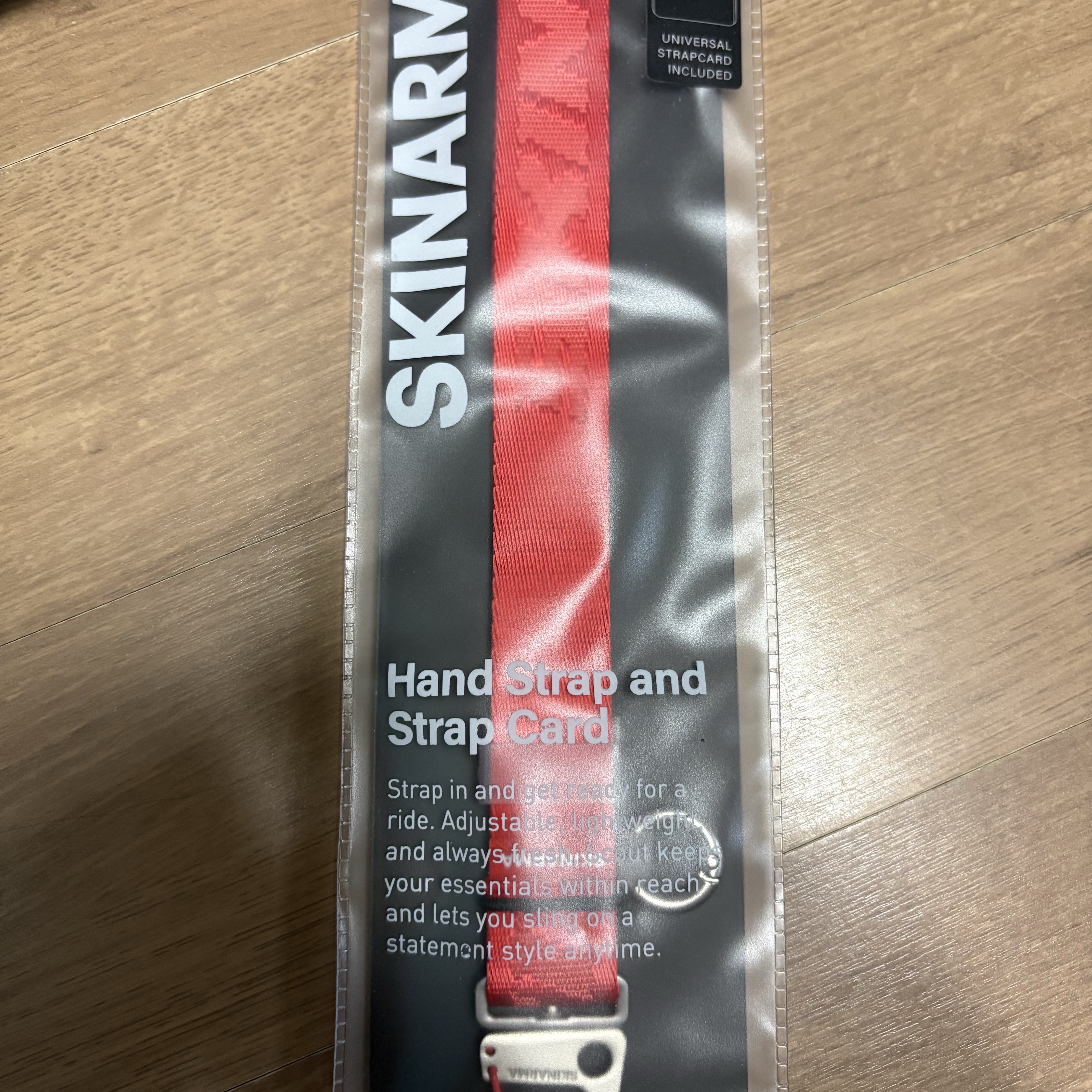Skinarma Scout Handstrap Red 착용 스타일