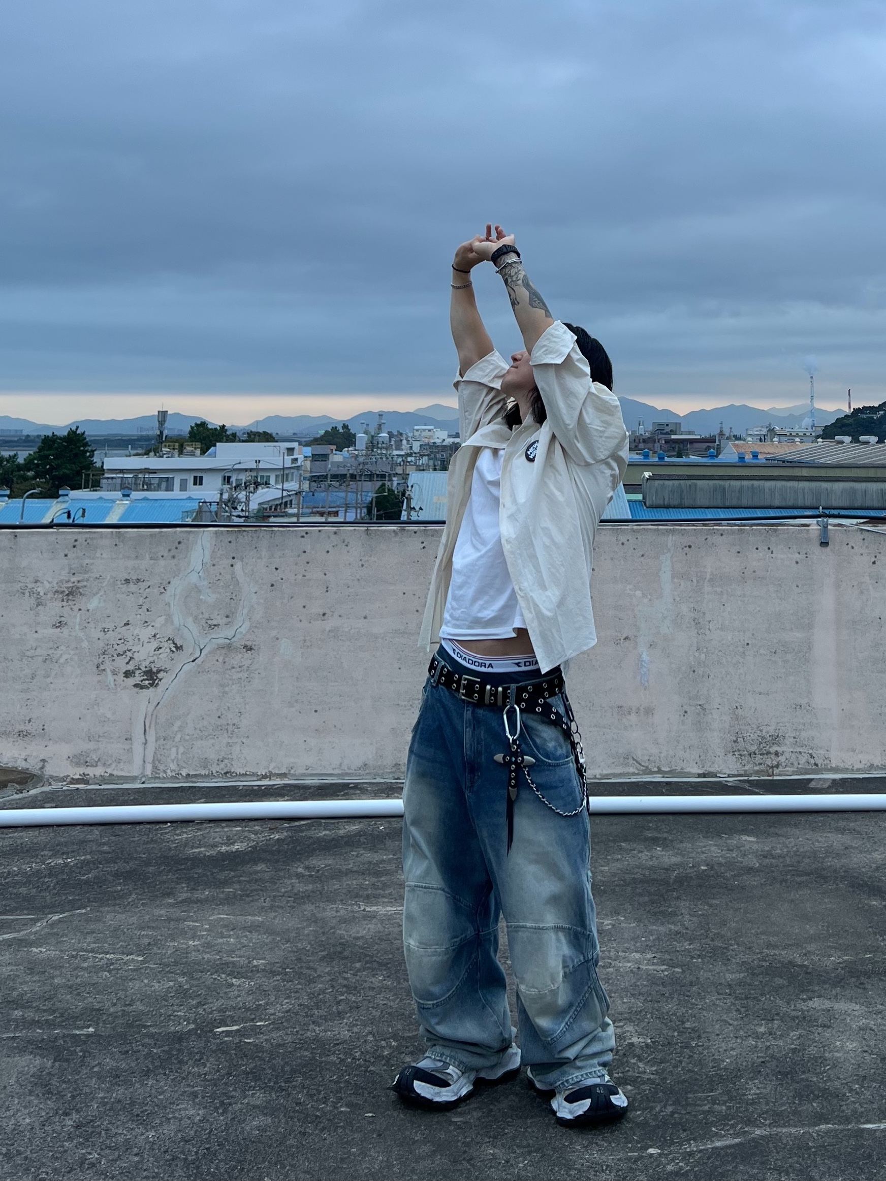MJD 3D Knee Denim Pants Blue, Kamien x MJD Double Hole Belt Black Shearling Calfskin 착용 스타일 - 1