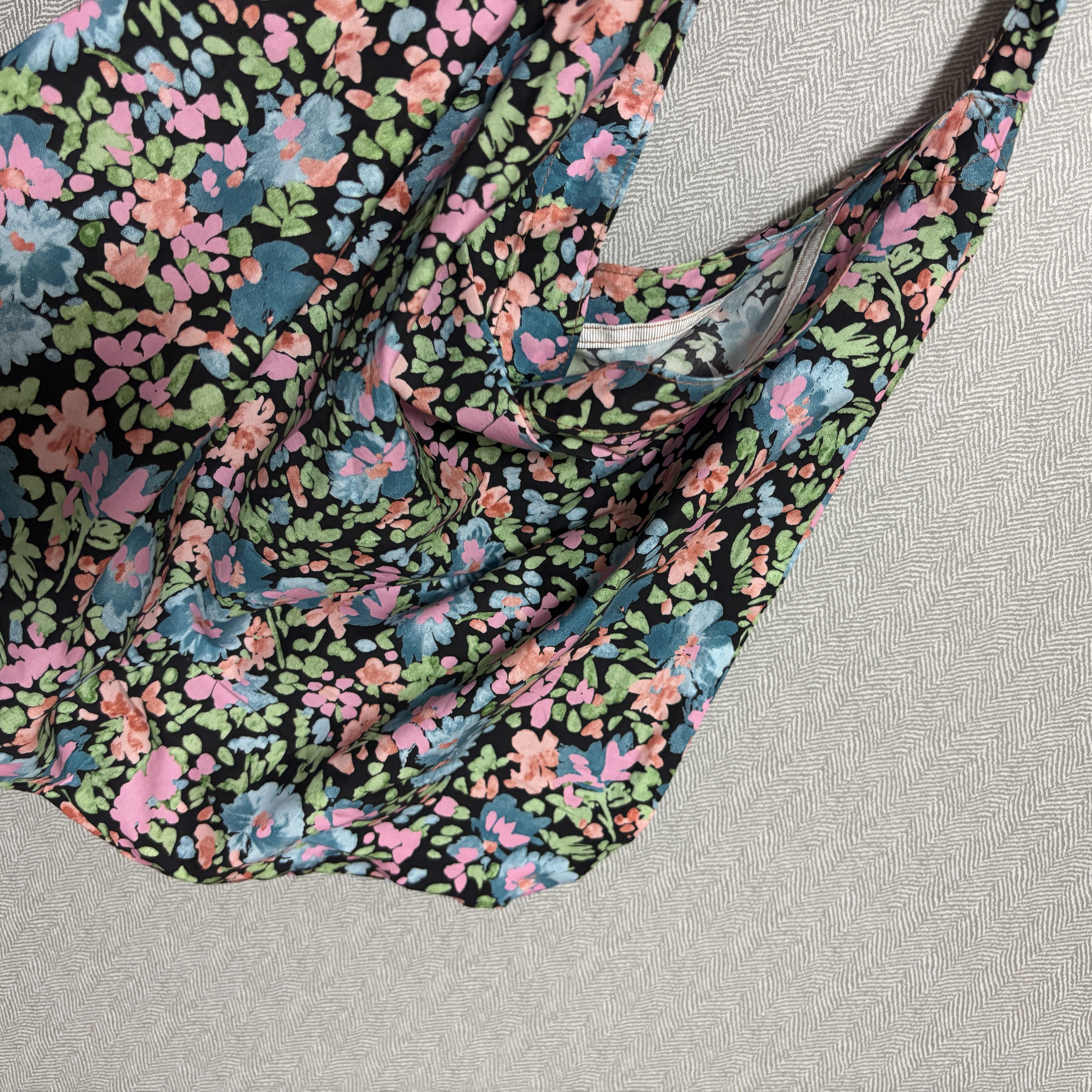 Emis Painting Flower Eco Bag Black 착용 스타일