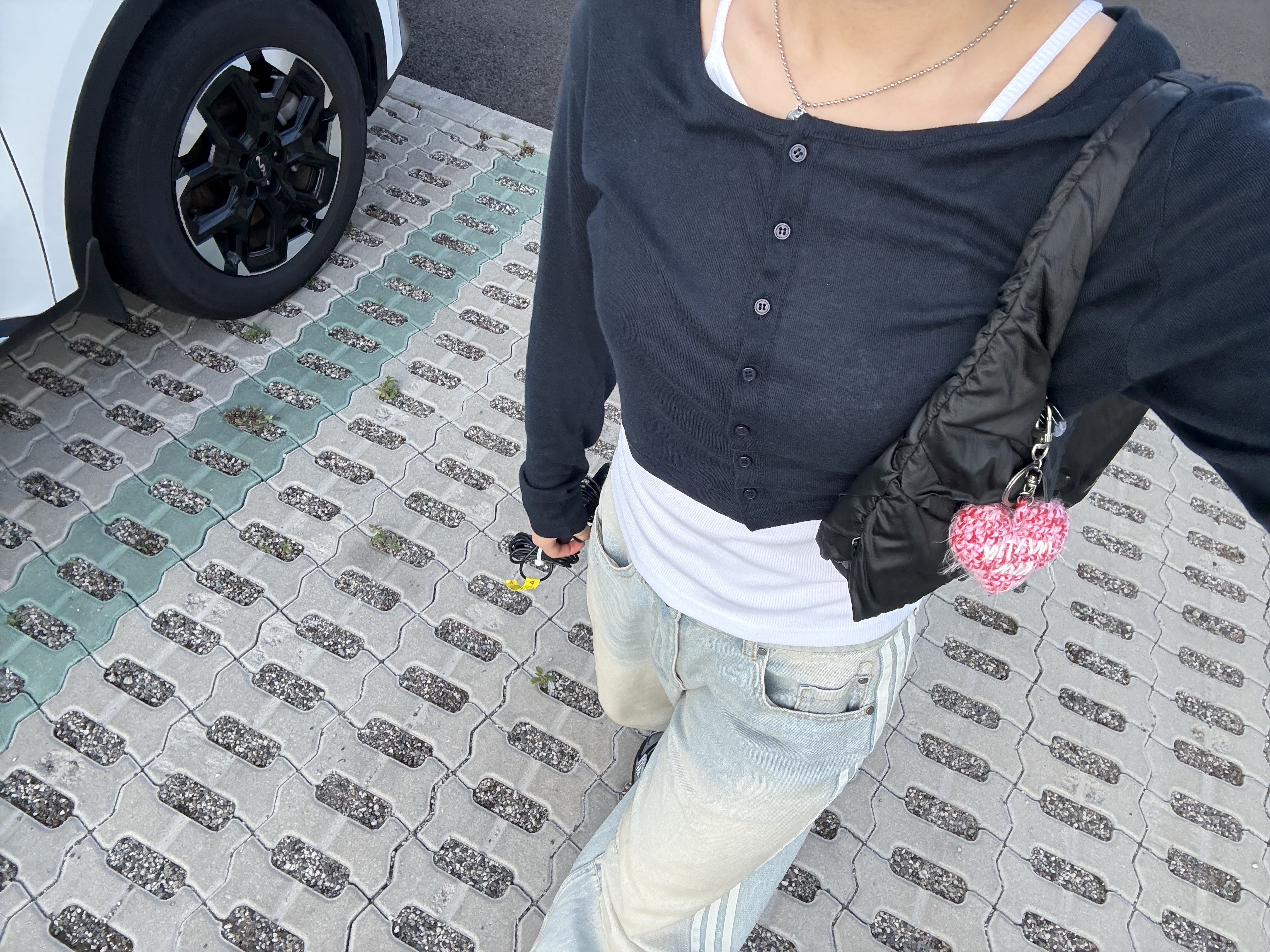 Adidas Satin Small Shoulder Bag Black, Matin Kim Heart Knit Keyring Red 착용 스타일