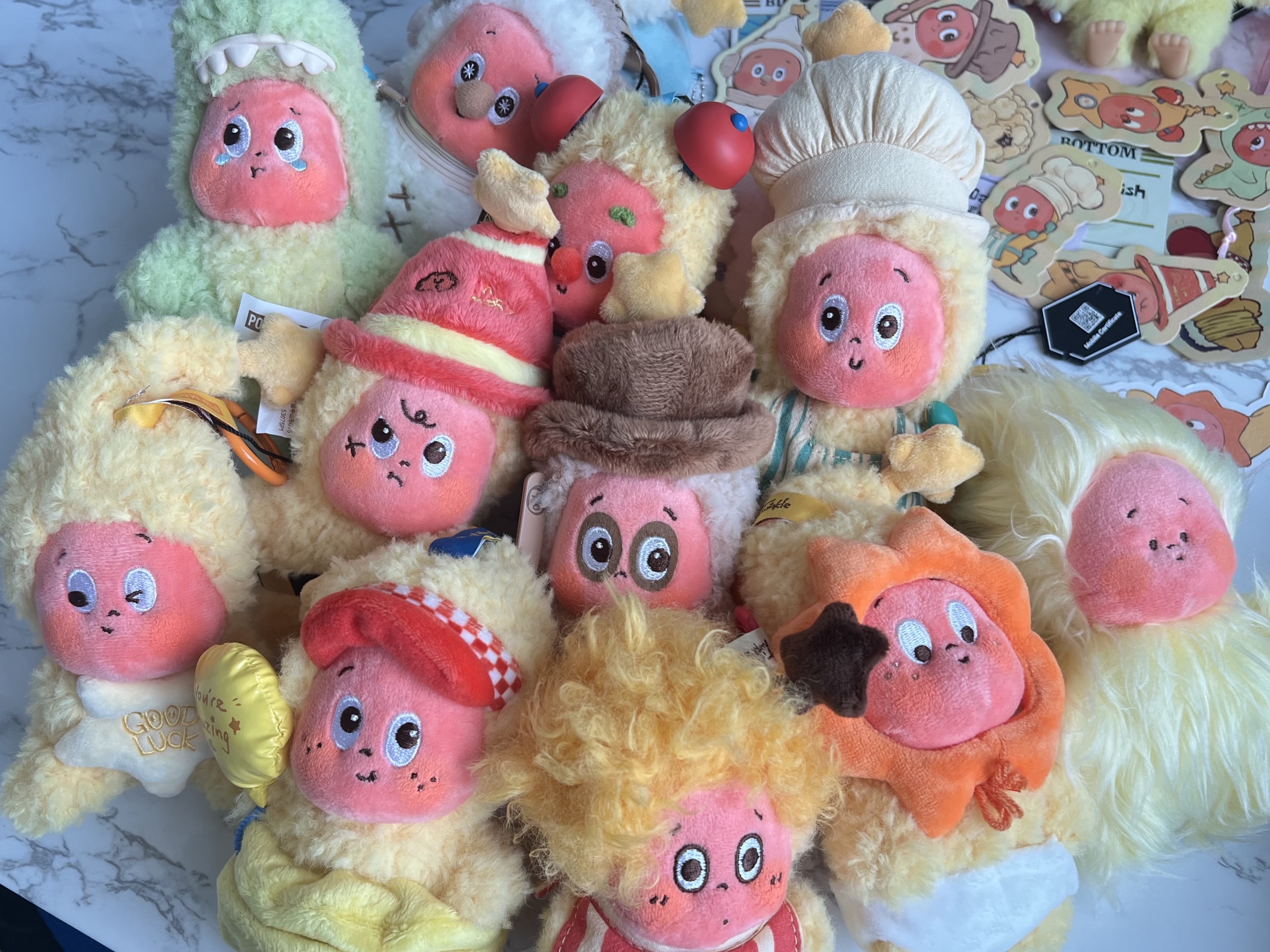 Pop Mart Twinkle Twinkle Be A Little Star Series Plush Pendant Sealed Case (6 Blind Boxes), Pop Mart Twinkle Twinkle Sweet Dreams Forecast Series Plush Pendant Hug From Snowman (Opened Case) 착용 스타일