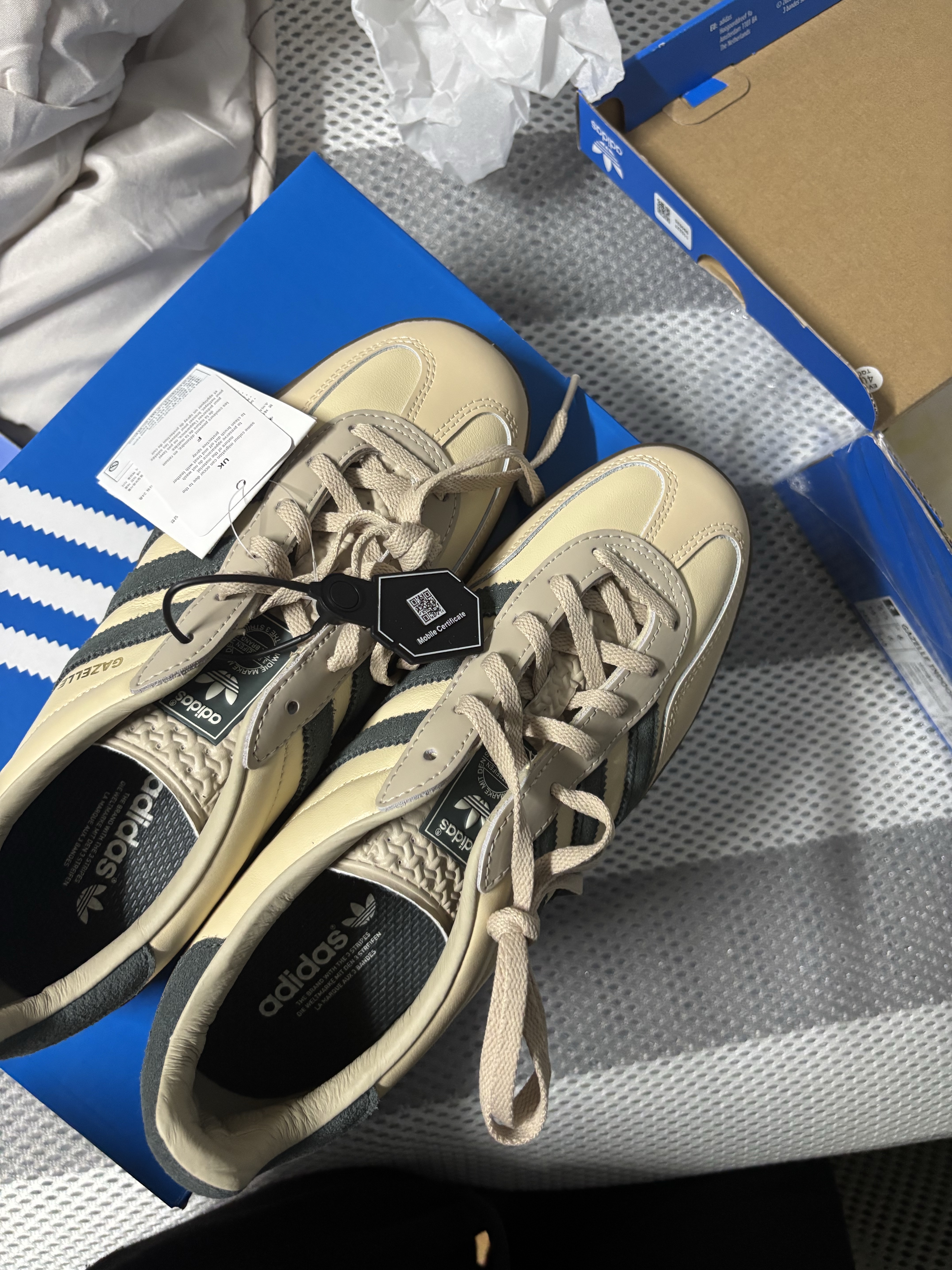 Adidas Gazelle Indoor Sand Strata Legend Ivy 착용 스타일