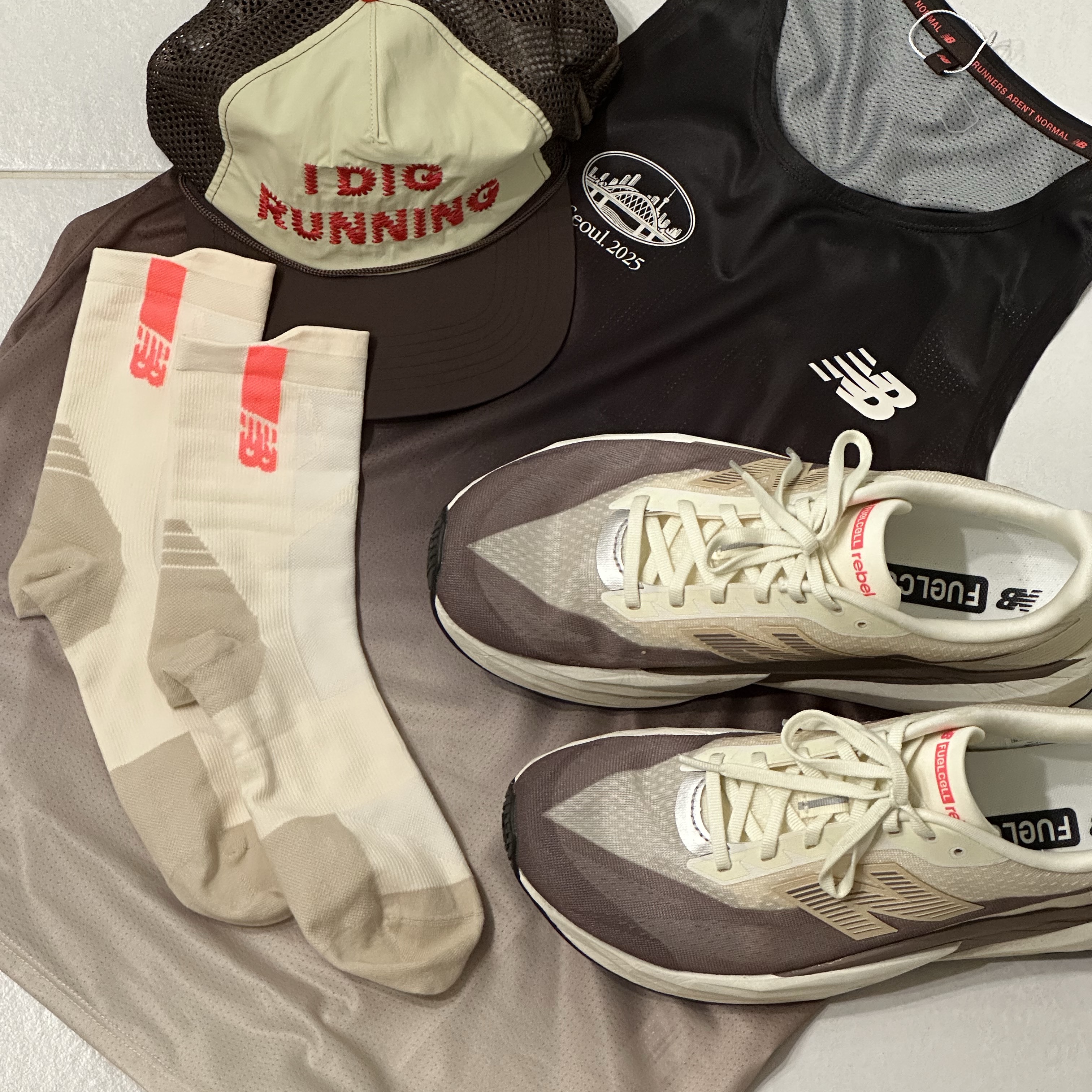 Alex Zono I Dig Running Trucker Hat OG Brown, New Balance FuelCell Rebel v5 Angora Earth Shadow Sea Salt - D Standard 착용 스타일 - 1