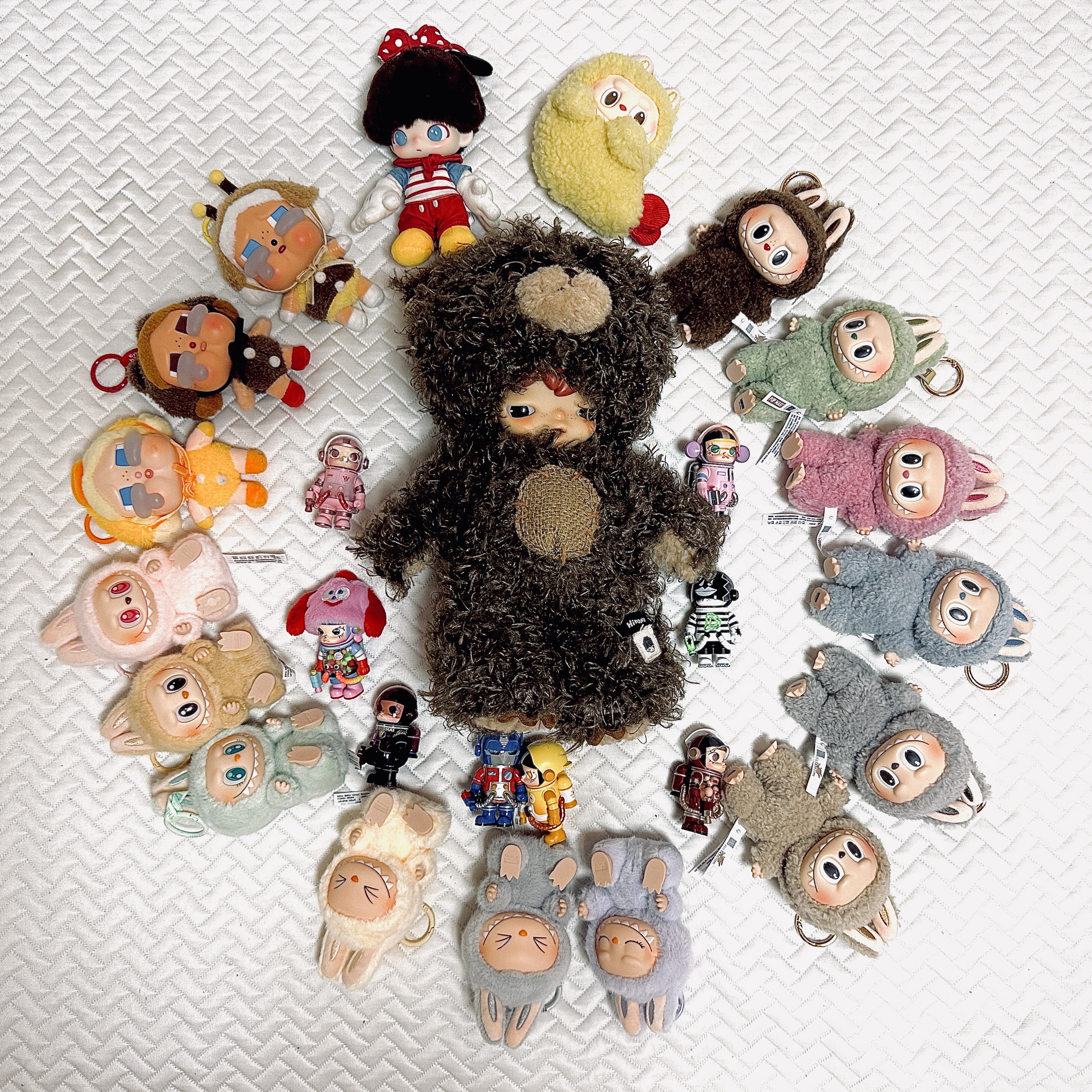 Pop Mart Hirono Bear Vinyl Plush Doll, Pop Mart Labubu The Monsters Wacky Mart Series Earphone Case 착용 스타일 - 1
