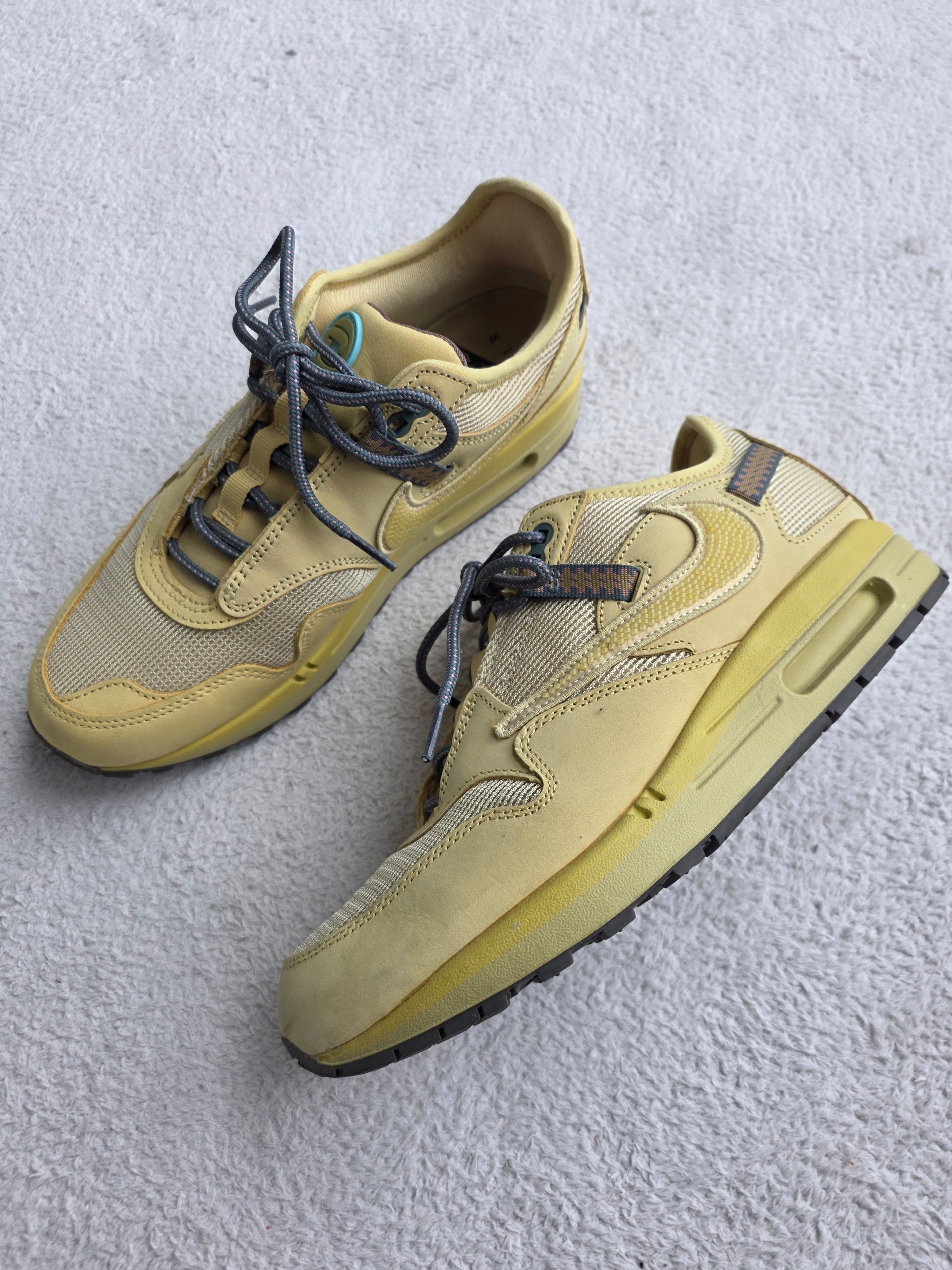Nike x Travis Scott Air Max 1 Cact.us Gold 착용 스타일 - 1