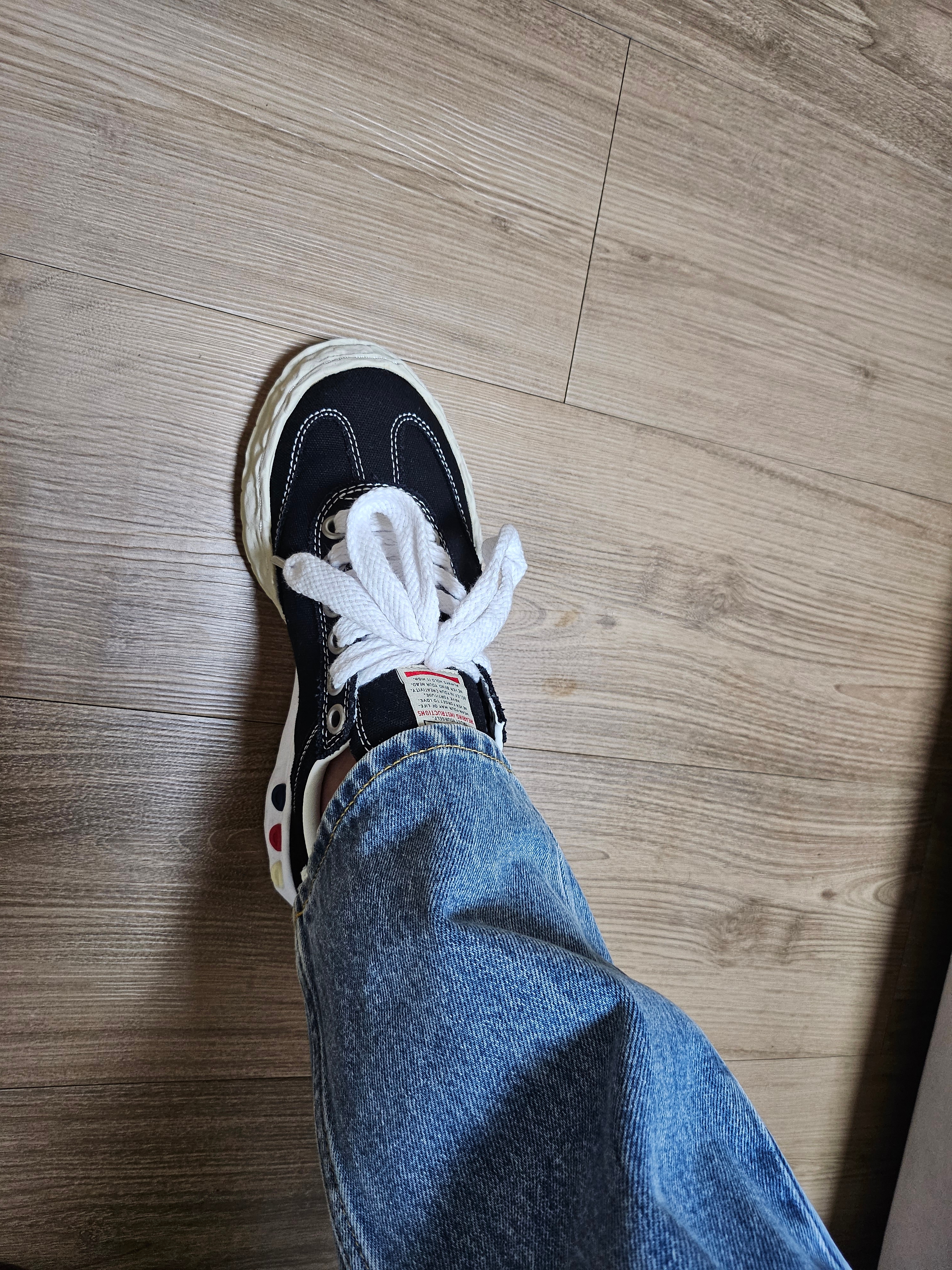 Maison Mihara Yasuhiro Herbie OG Sole Canvas Low-top Sneakers Black 착용 스타일 - 2