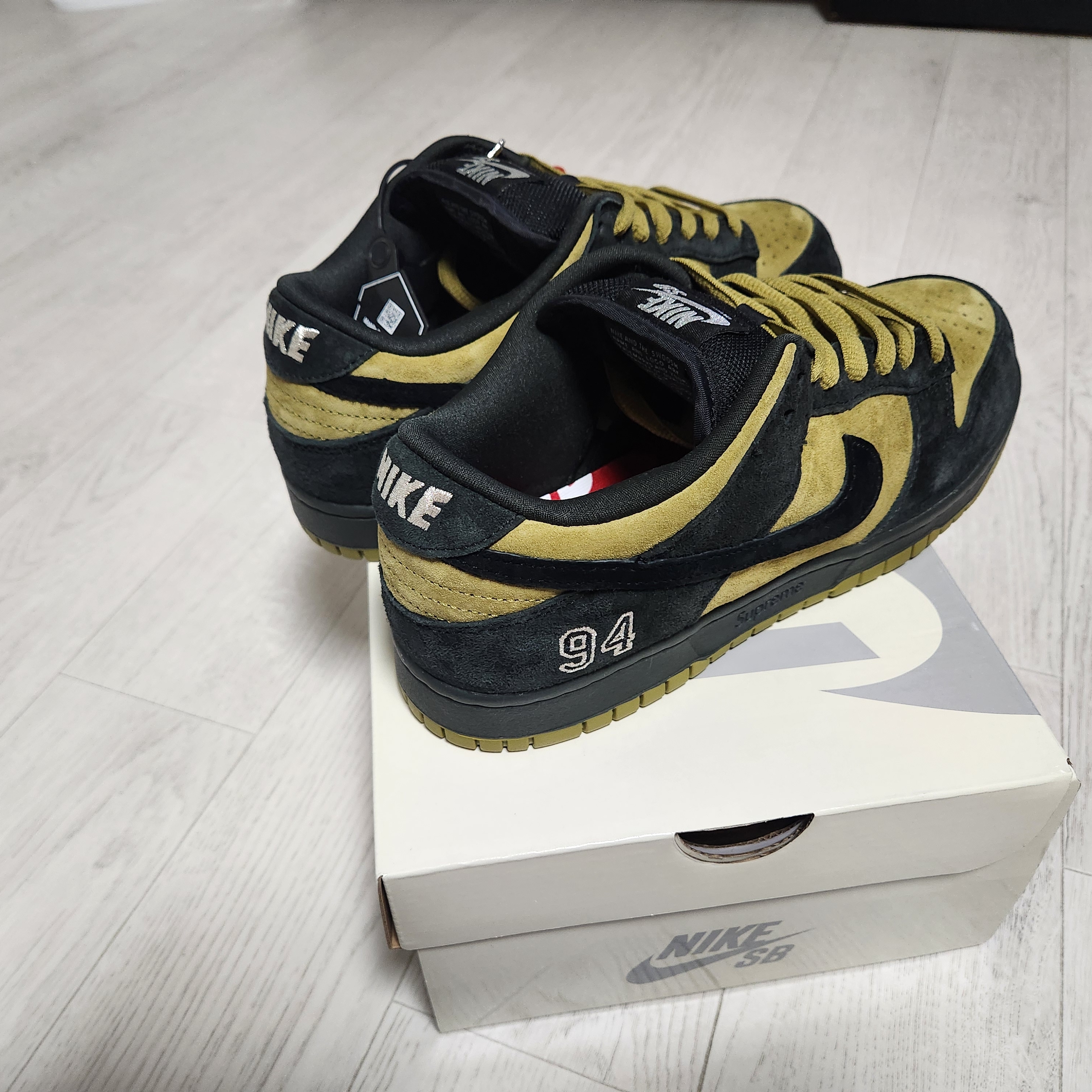 Nike x Supreme SB Dunk Low Camper Green 착용 스타일 - 3